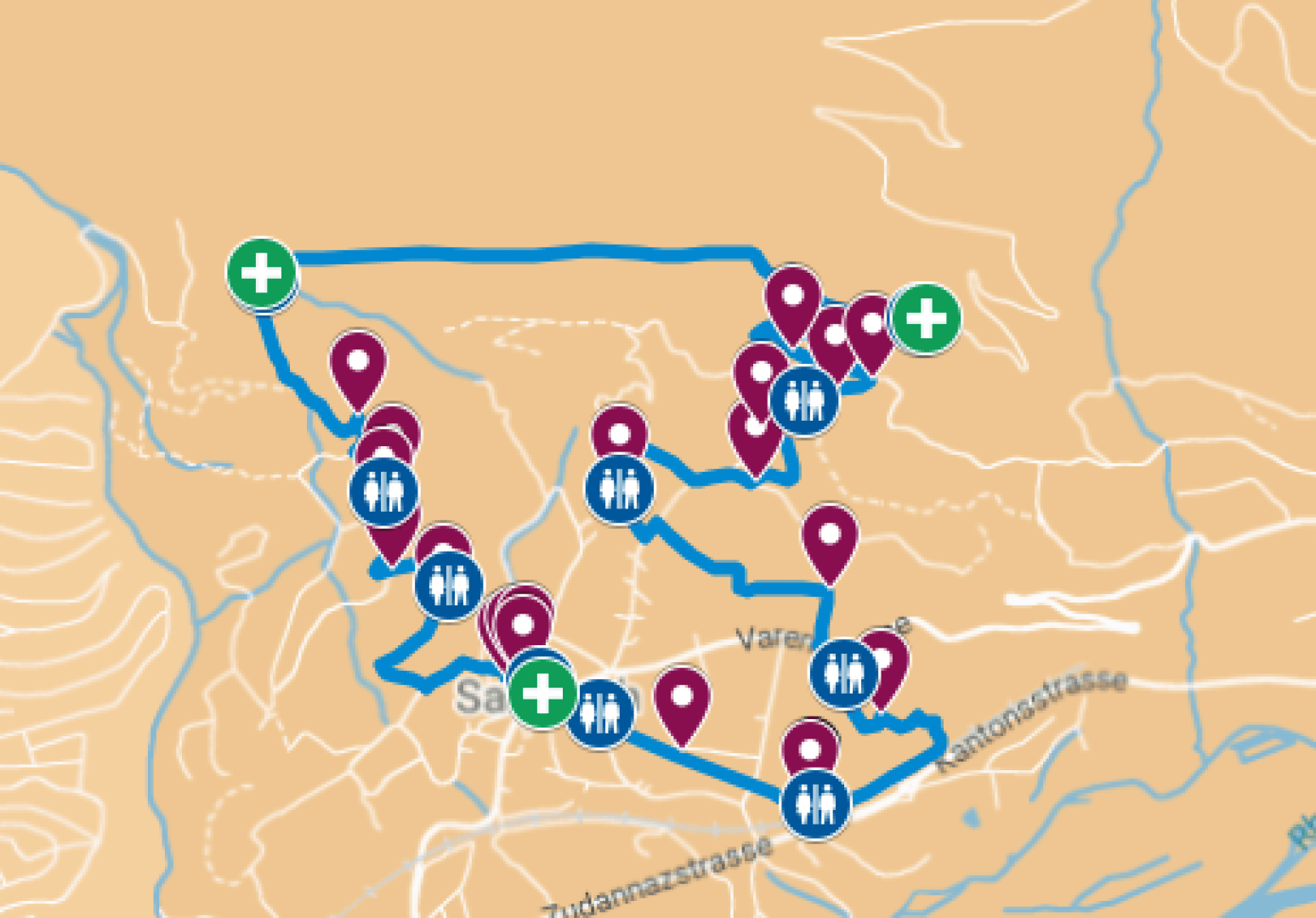 Eine Karte mit blauen Routenlinien, lilafarbenen Stecknadeln mit Familiensymbolen und grünen Markierungen mit weißen Pluszeichen, die verschiedene interessante Punkte und Wege in einem hügeligen Gebiet zeigen.