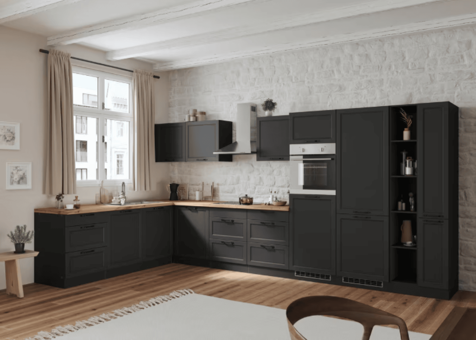 Moderne Küche mit mattschwarzen Schränken, Holzarbeitsplatten und Einbaugeräten. Der Raum hat einen hellen Holzboden, eine weiße Steinwand, ein großes Fenster mit beigen Vorhängen und dekorative Gegenstände auf den Theken und Regalen.