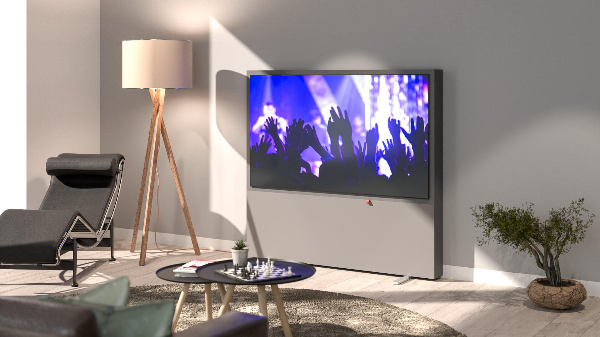 Ein modernes Wohnzimmer mit einem Sessel, einer dreibeinigen Stehlampe, einem kleinen runden Tisch mit einem Schachspiel, einer Topfpflanze und einem Fernseher an der Wand, der eine Konzertszene mit erhobenen Händen und bunten Lichtern zeigt.