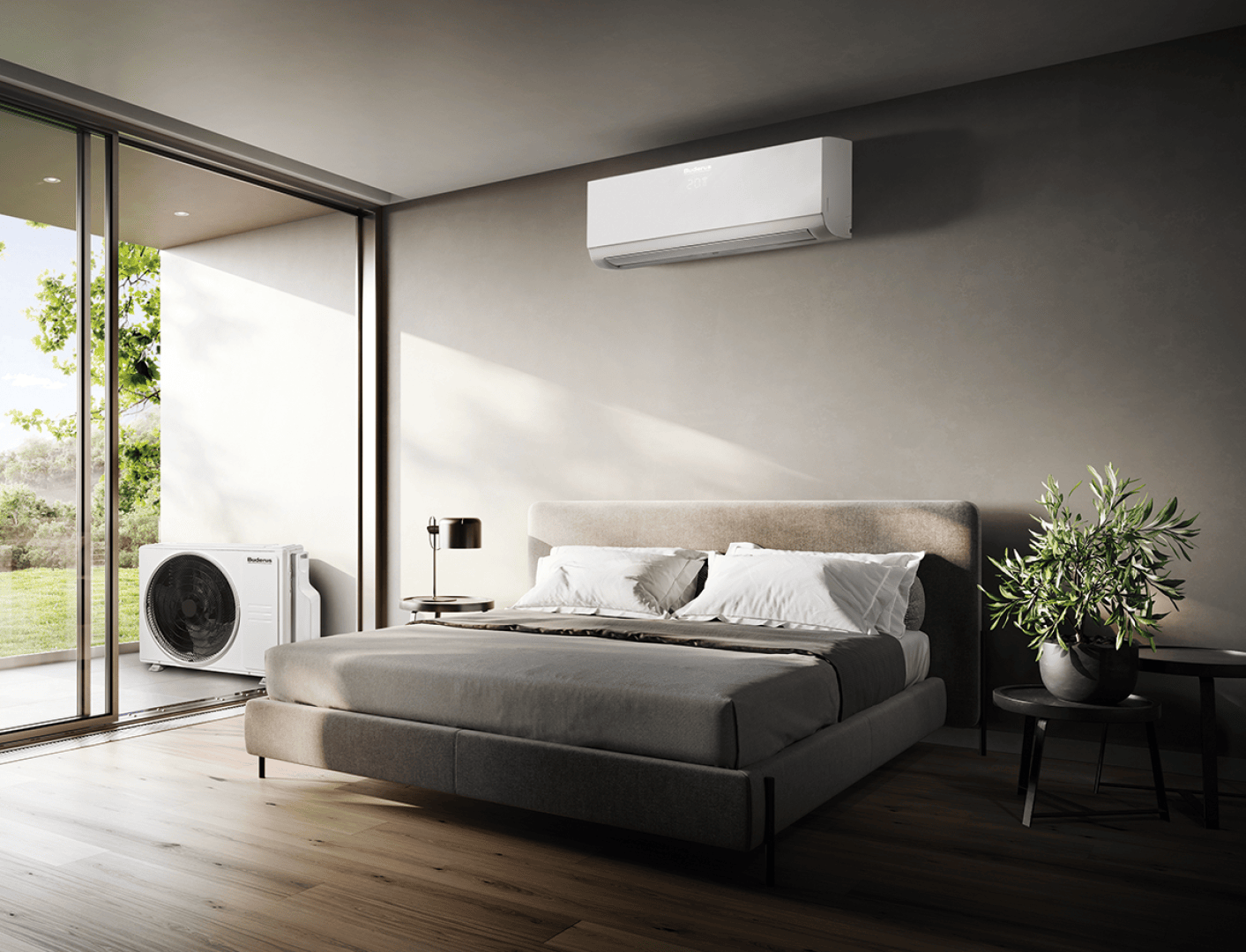 Modernes Schlafzimmer mit einem großen Bett, einer Topfpflanze, Nachttischen und einer wandmontierten Klimaanlage über dem Bett. Glastüren öffnen sich zu einer Terrasse mit einer Klimaanlage und Grünflächen.