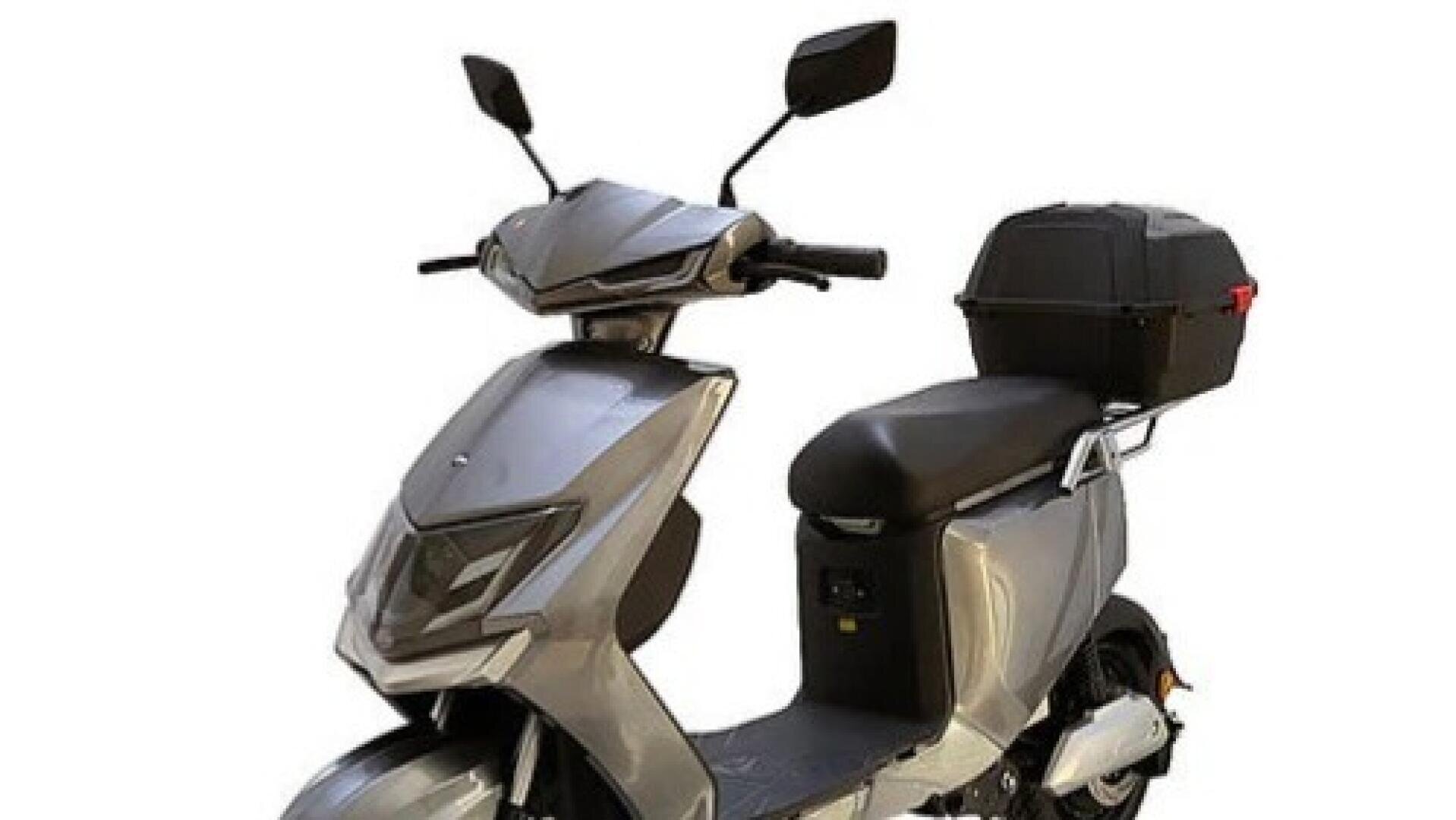 Ein moderner, silberner Elektroroller mit schwarzem Sitz, hinterer Aufbewahrungsbox und Seitenspiegeln, schräg gestellt auf weißem Hintergrund.