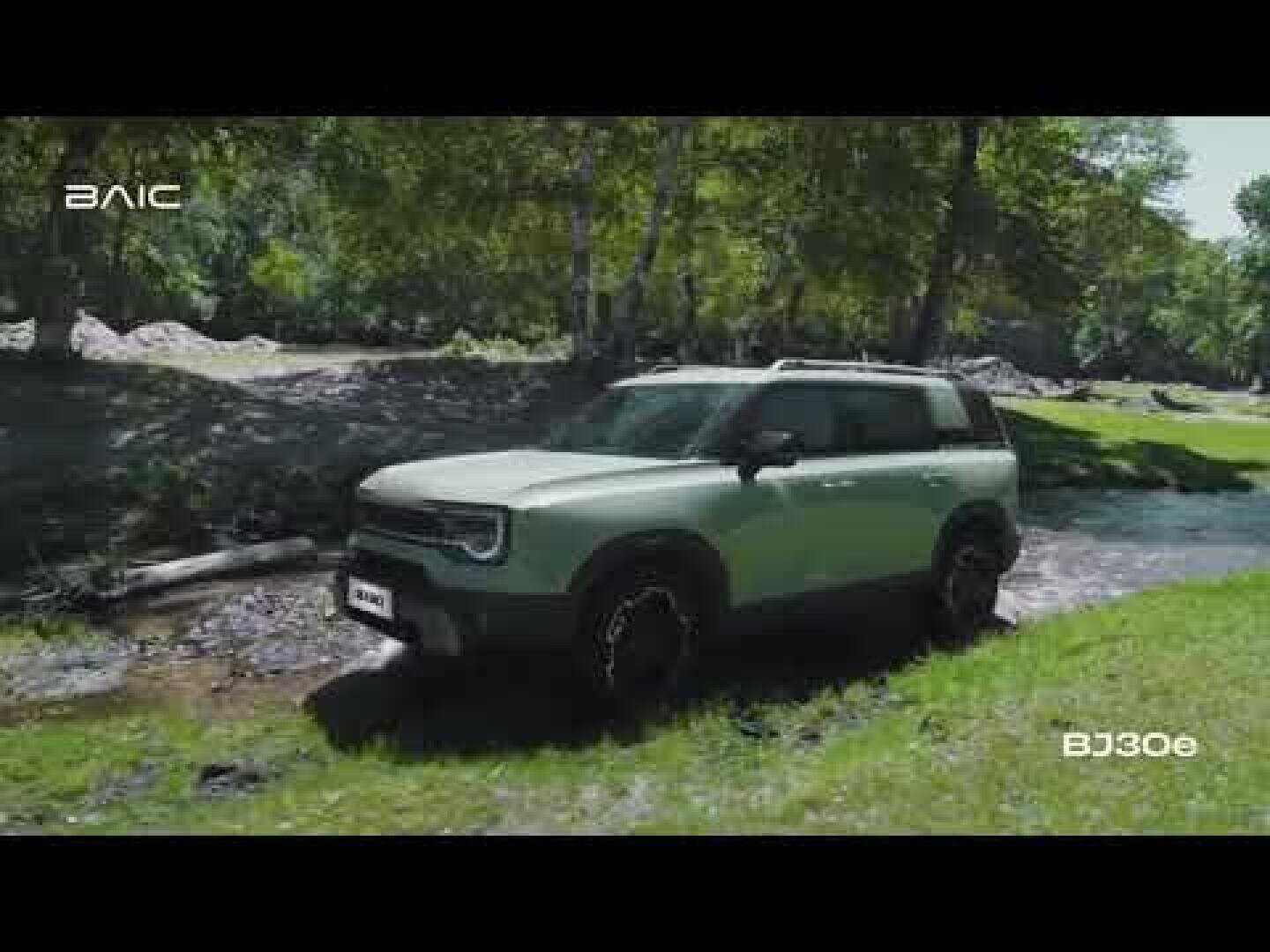Ein hellgrüner BAIC BJ300 SUV ist an einem kleinen Bach in einer üppigen, grünen Umgebung mit Bäumen im Hintergrund geparkt.