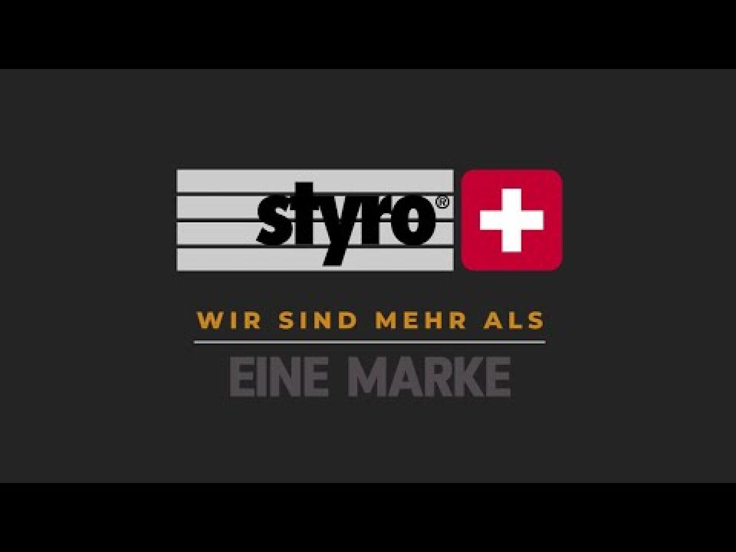 Logo mit dem Text styro neben einem roten Quadrat mit einem weißen Kreuz. Darunter auf Deutsch: WIR SIND MEHR ALS EINE MARKE auf dunklem Hintergrund.