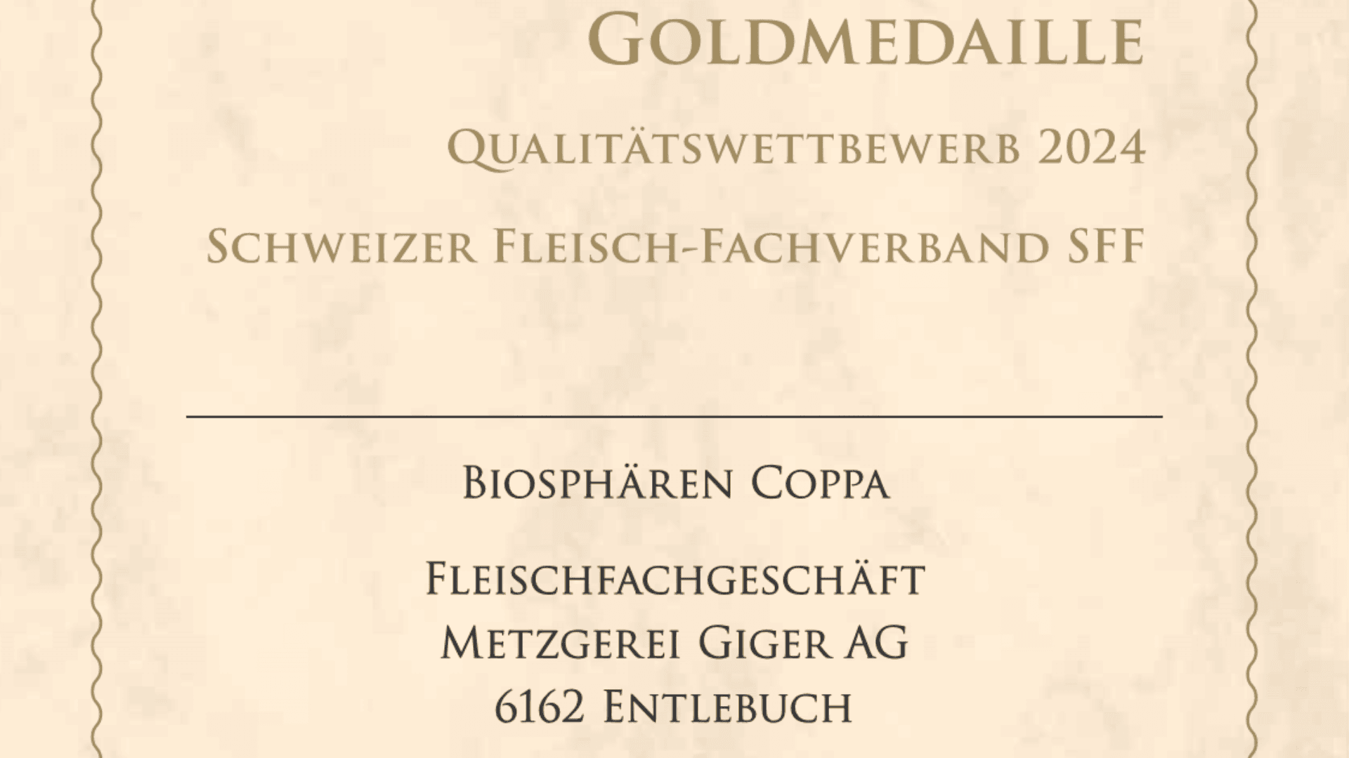 Eine Urkunde mit goldener Schrift, mit der der Metzgerei Giger AG für ihre „Biosphären Coppa“ im Qualitätswettbewerb 2024 des Schweizer Fleischfachverbands (SFF) eine Goldmedaille verliehen wird. Die Adresse lautet 6162 Entlebuch.