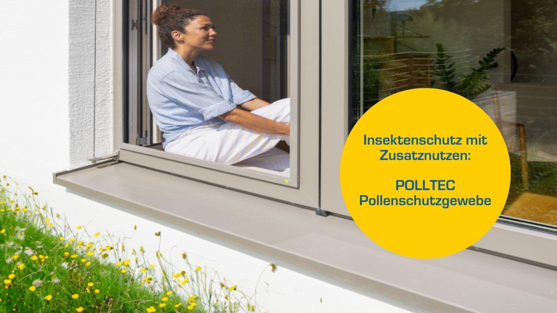Eine Frau sitzt bequem auf einer Fensterbank in ihrer Wohnung und schaut nach draußen. Das Fenster ist mit einem Insekten- und Pollenschutzgewebe versehen. Ein gelber Kreis enthält einen deutschen Text, der für Insektenschutz mit Pollenschutzgewebe wirbt.