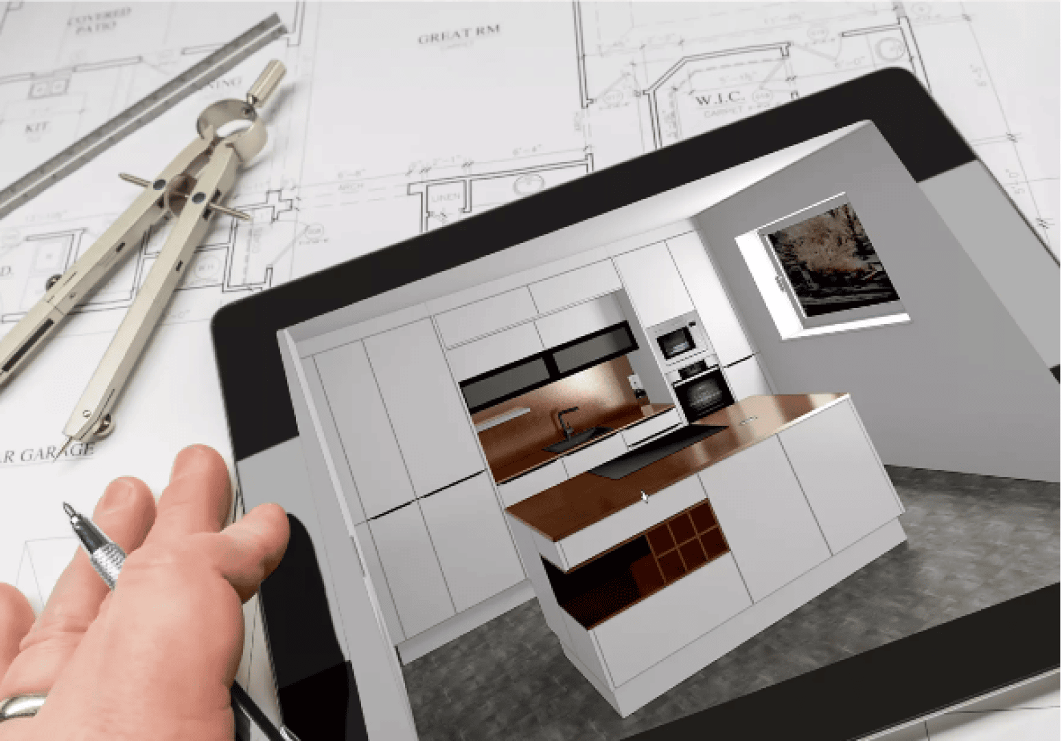 Eine Hand, die ein Tablet hält, zeigt einen 3D-Küchenentwurf über architektonischen Entwürfen, mit einem Kompass in der Nähe. Der Entwurf zeigt weiße Schränke, Holzakzente und ein Fenster mit Aussicht.