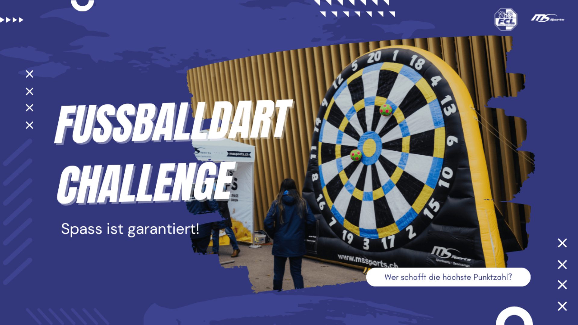 Große aufblasbare Dartscheibe mit Klettverschluss-Fußbällen, die im Freien aufgestellt sind. Zwei Personen, von denen eine im Begriff ist, einen Fußball zu schießen, nehmen an der "Fußballdart Challenge" teil. Ein Text auf Deutsch wirbt für das lustige Ereignis.