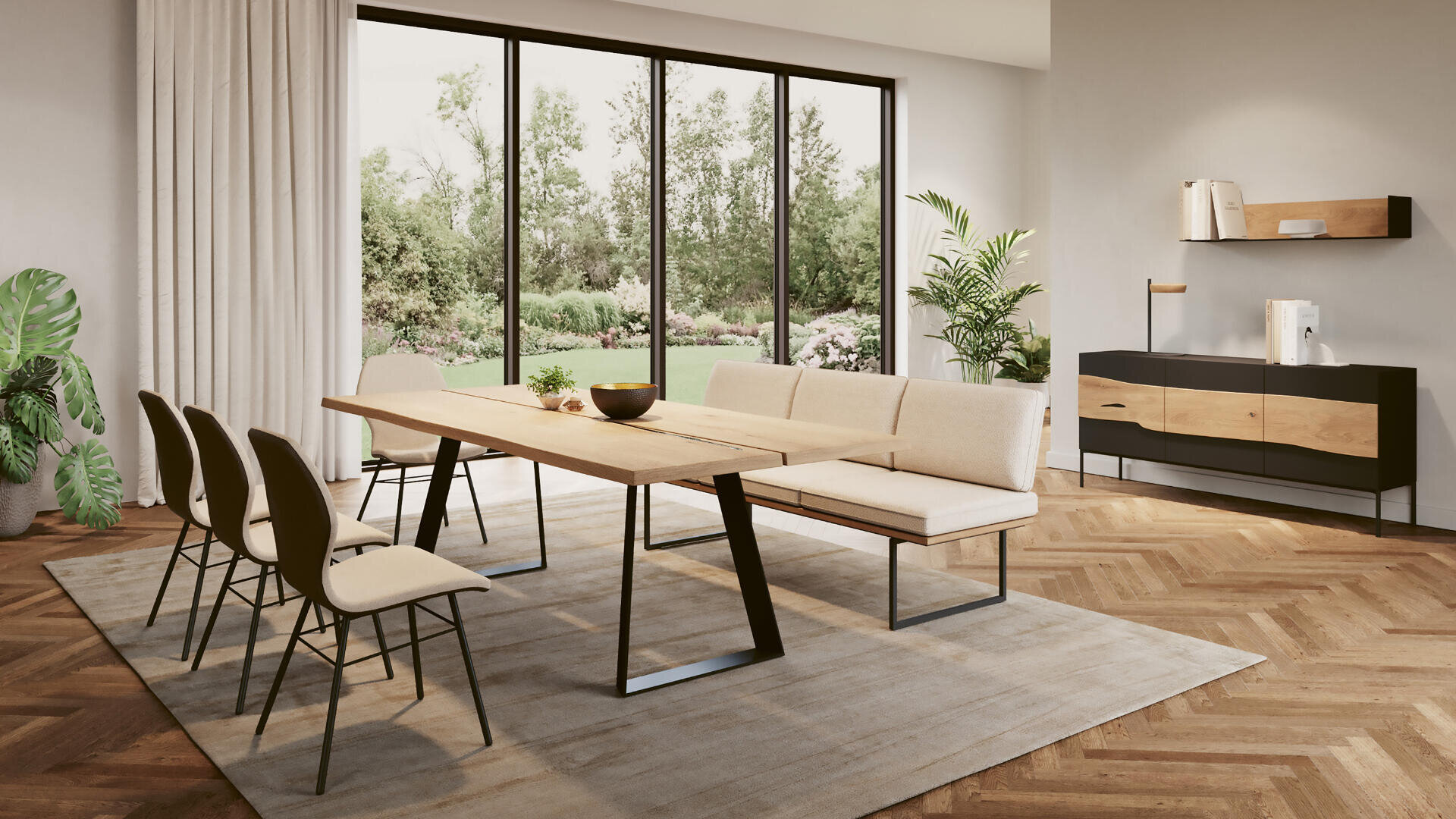 Modernes Esszimmer mit einem Holztisch, beigen Stühlen, einer passenden Bank und einem Sideboard. Große Fenster bieten einen Blick auf einen grünen Garten. Helle Wände, ein Holzboden im Fischgrätenmuster, Zimmerpflanzen und viel Tageslicht.