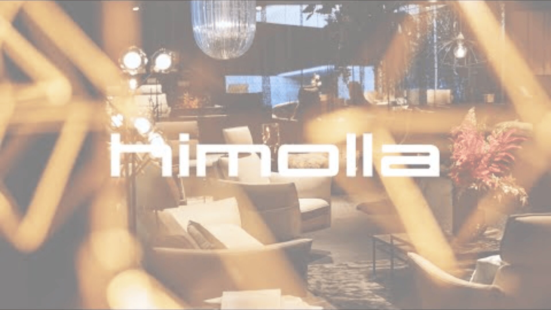 Ein modernes, elegantes Wohnzimmer mit stilvollen Möbeln und sanfter Beleuchtung, überlagert von dem weißen Himolla-Logo in der Mitte.
