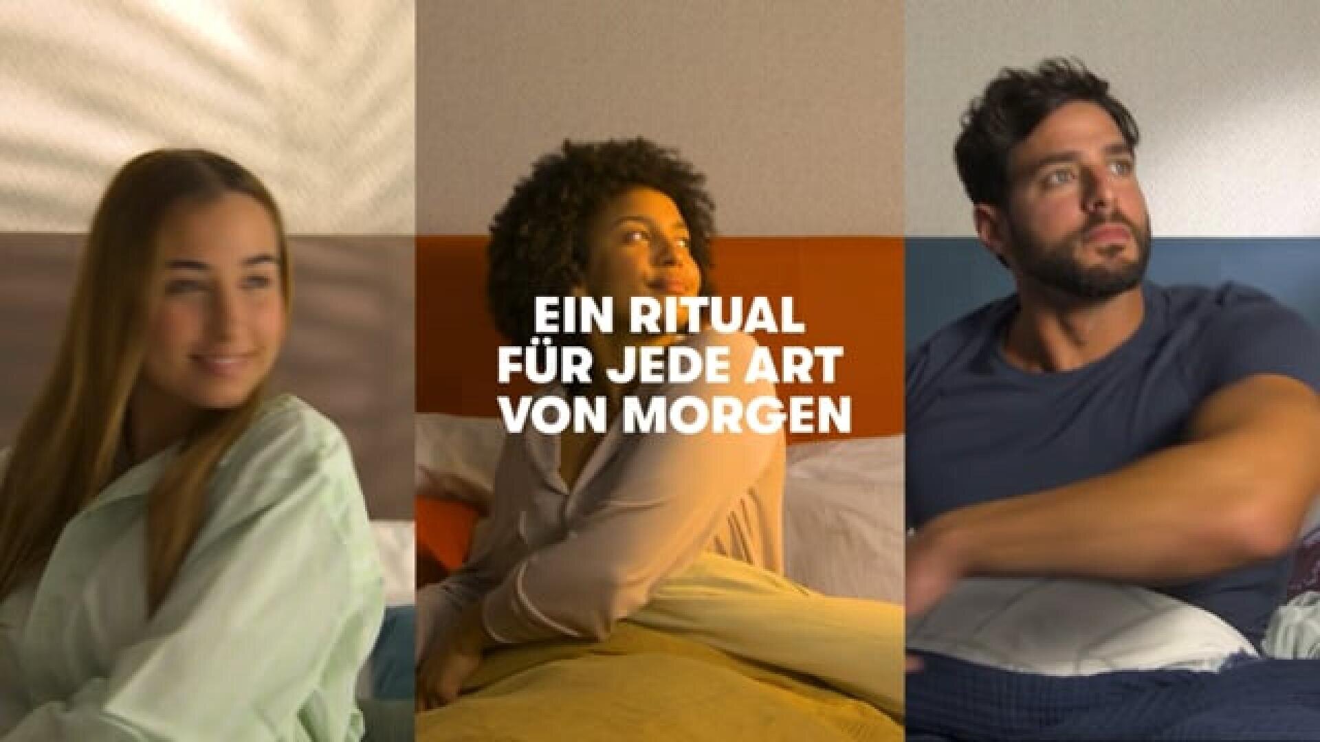 Drei Personen sitzen im Bett, jede in einem anderen Zimmer. Der deutsche Text in der Mitte lautet: EIN RITUAL FÜR JEDE ART VON MORGEN, also ein Ritual für jede Art von Morgen.