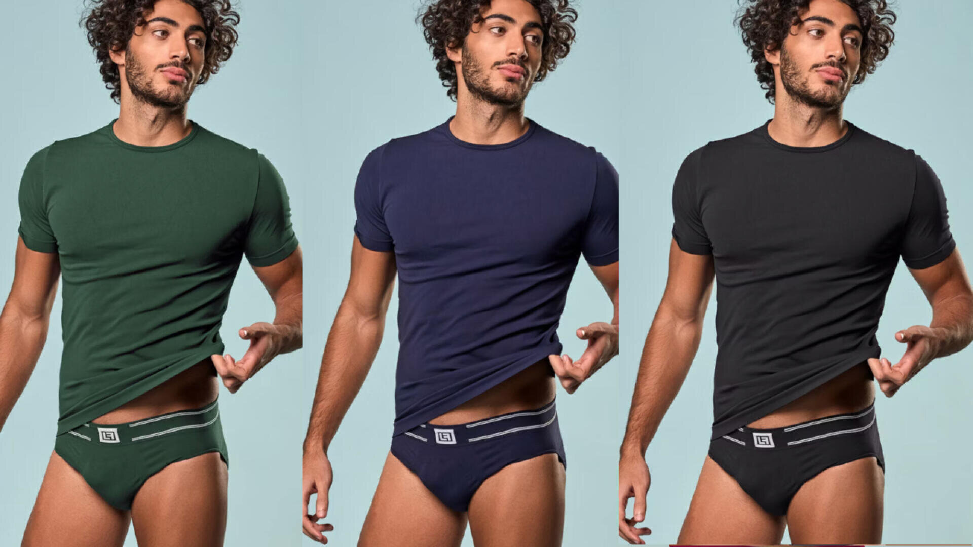 Ein Mann posiert in drei Outfits, jeweils mit einem taillierten T-Shirt und passenden Slips in Grün, Marineblau und Schwarz. Er hebt sein Hemd leicht an, um den Slip zu enthüllen, und steht vor einem hellblauen Hintergrund.