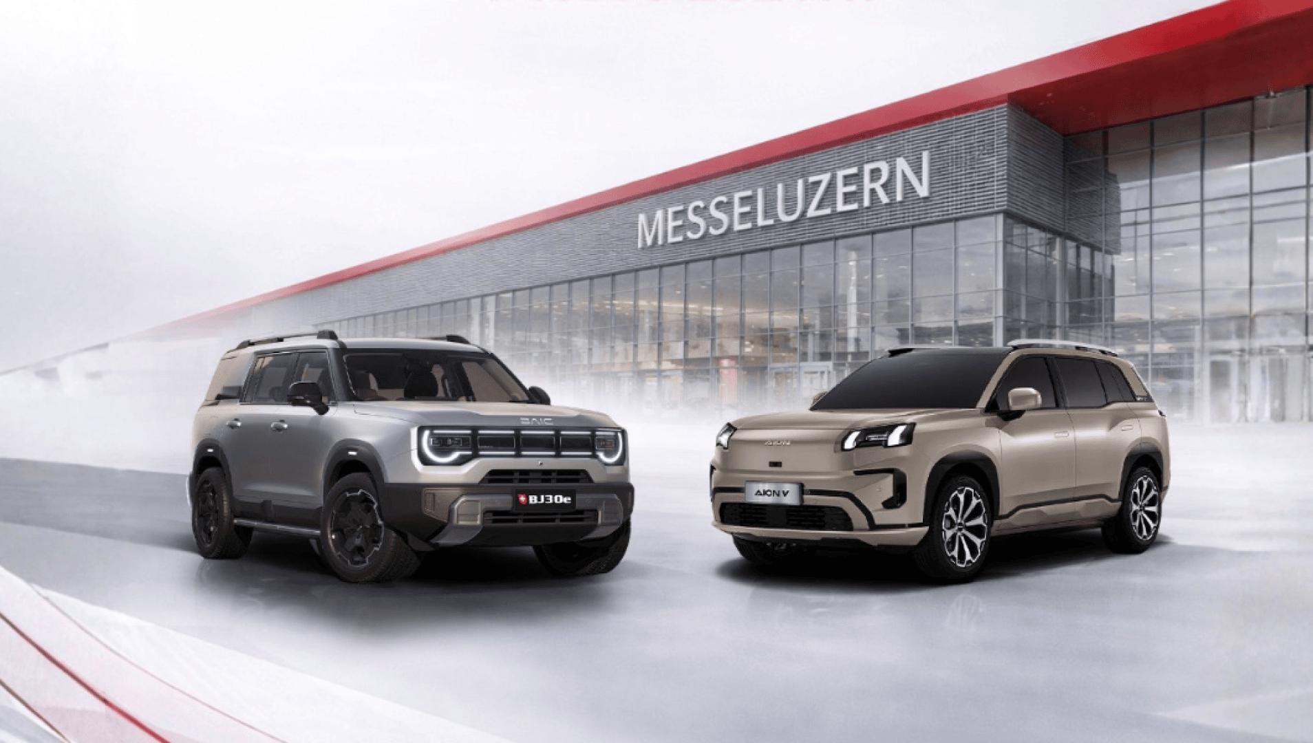 Zwei moderne Geländewagen parken vor einem großen Glasgebäude mit der Aufschrift MESSELUZERN an der Spitze. Die Umgebung ist elegant und futuristisch, mit bedecktem Licht und roten architektonischen Akzenten.