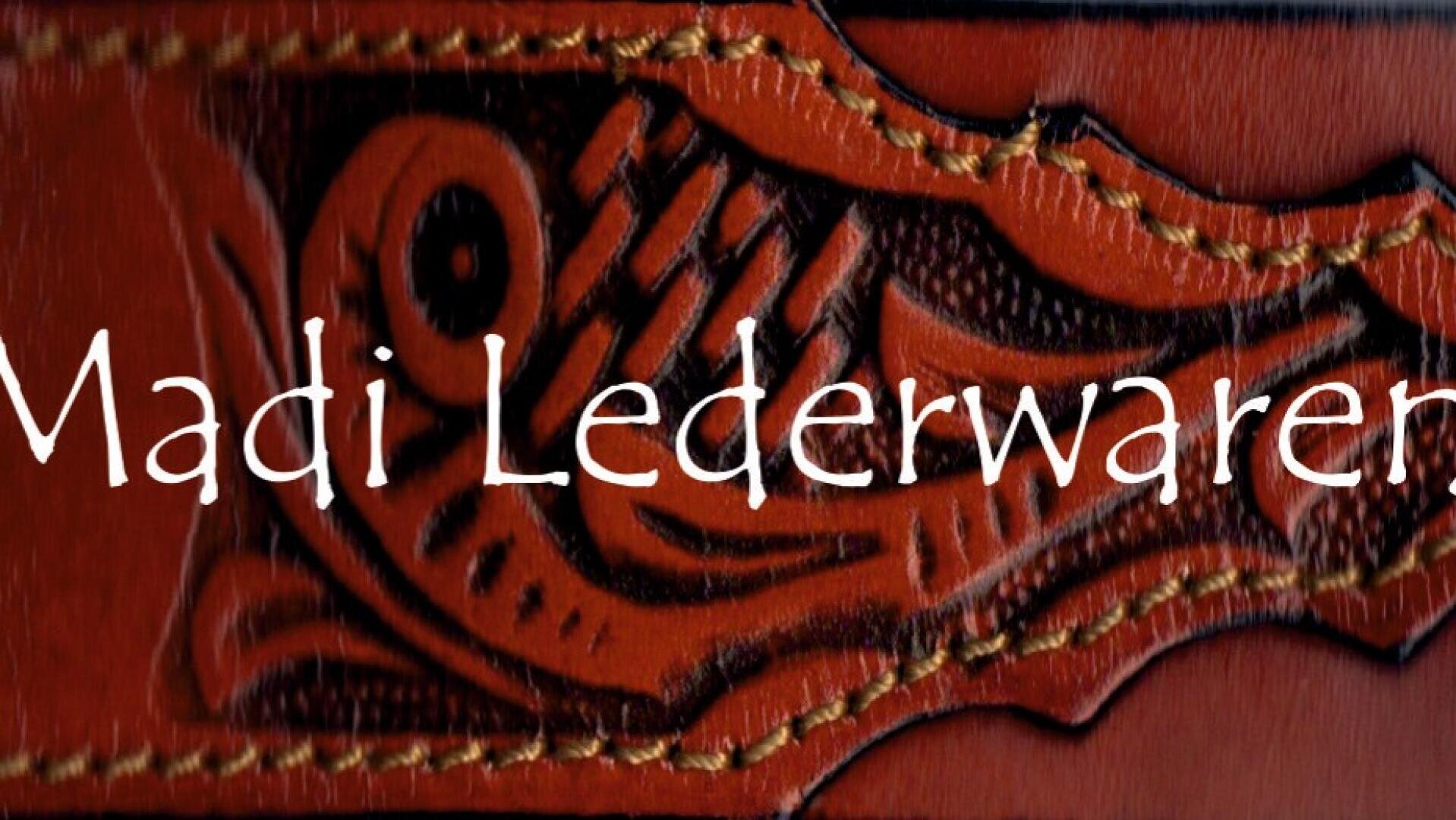 Eine Nahaufnahme von geprägtem braunem Leder mit gelben Nähten und einem eingravierten Fischmuster. Der Text Madi Lederwaren erscheint quer über das Bild in weißen Buchstaben.