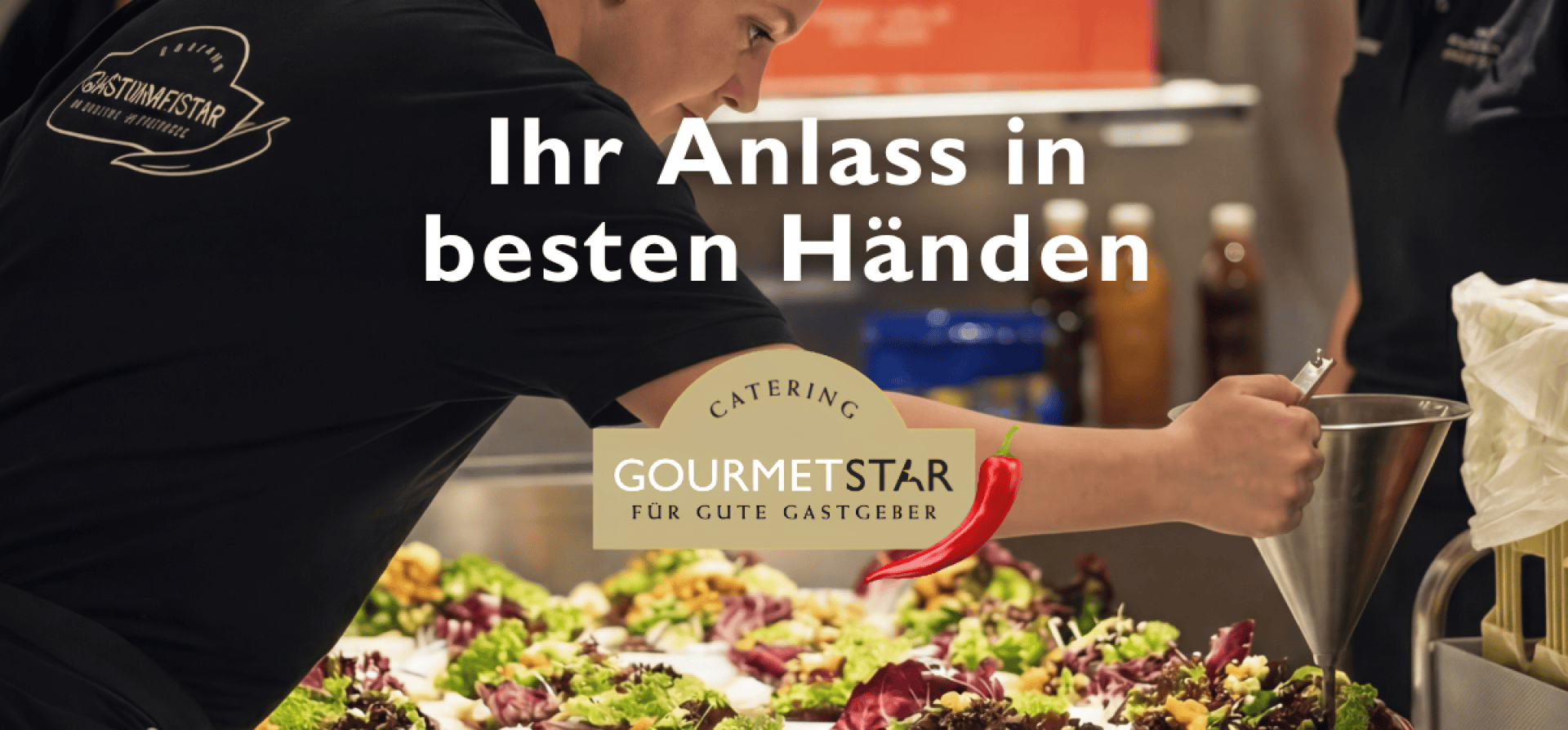 Ein Koch bereitet ein großes Salattablett in einer professionellen Küche zu. Der überlagerte Text auf Deutsch lautet: Ihr Anlass in besten Händen. In der Mitte erscheint ein Logo von Gourmet Star Catering.