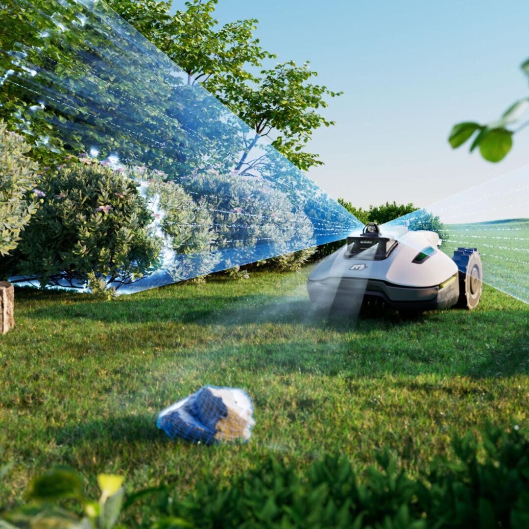 Ein Roboter-Rasenmäher fährt durch einen grasbewachsenen Garten und nutzt Sensoren, um seine Umgebung zu erkennen. Im Hintergrund sind Bäume und Sträucher zu sehen, und vor dem Mäher liegt ein kleines Objekt auf dem Rasen.
