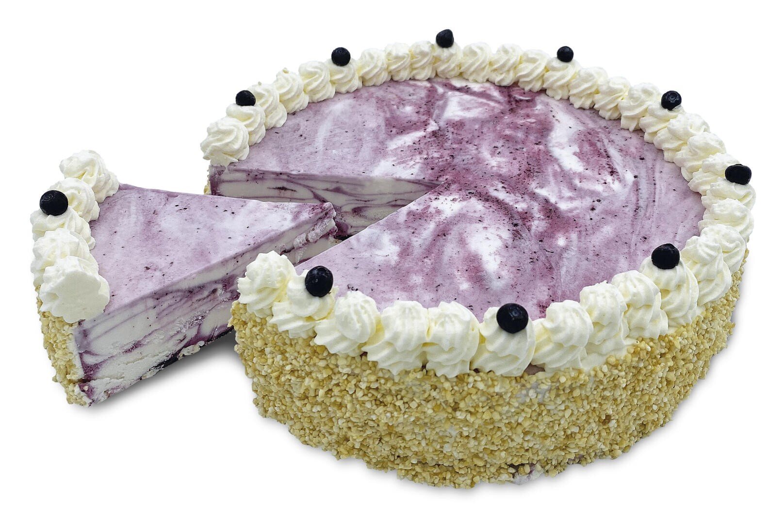 Eine runde Blaubeer-Eistorte, bei der ein Stück entfernt wird. Die Torte ist oben mit Schlagsahne und Blaubeeren dekoriert, und die Seiten sind mit zerstoßenen Nüssen bestreut.