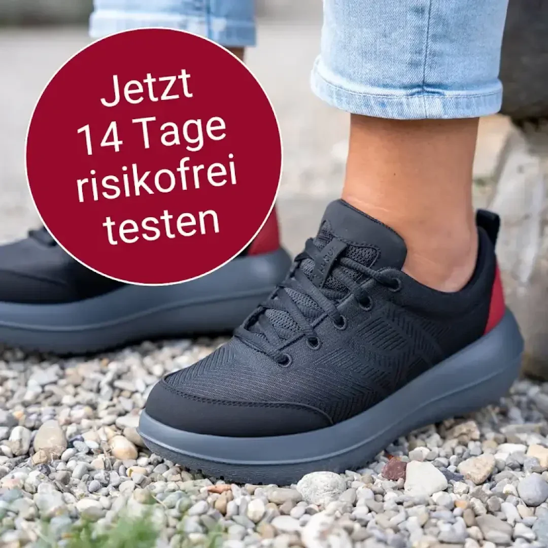 Eine Person trägt einen schwarzen kybun Schuh mit Luftkissensohle. Auf dem Bild steht „Jetzt 14 Tage risikofrei testen“.