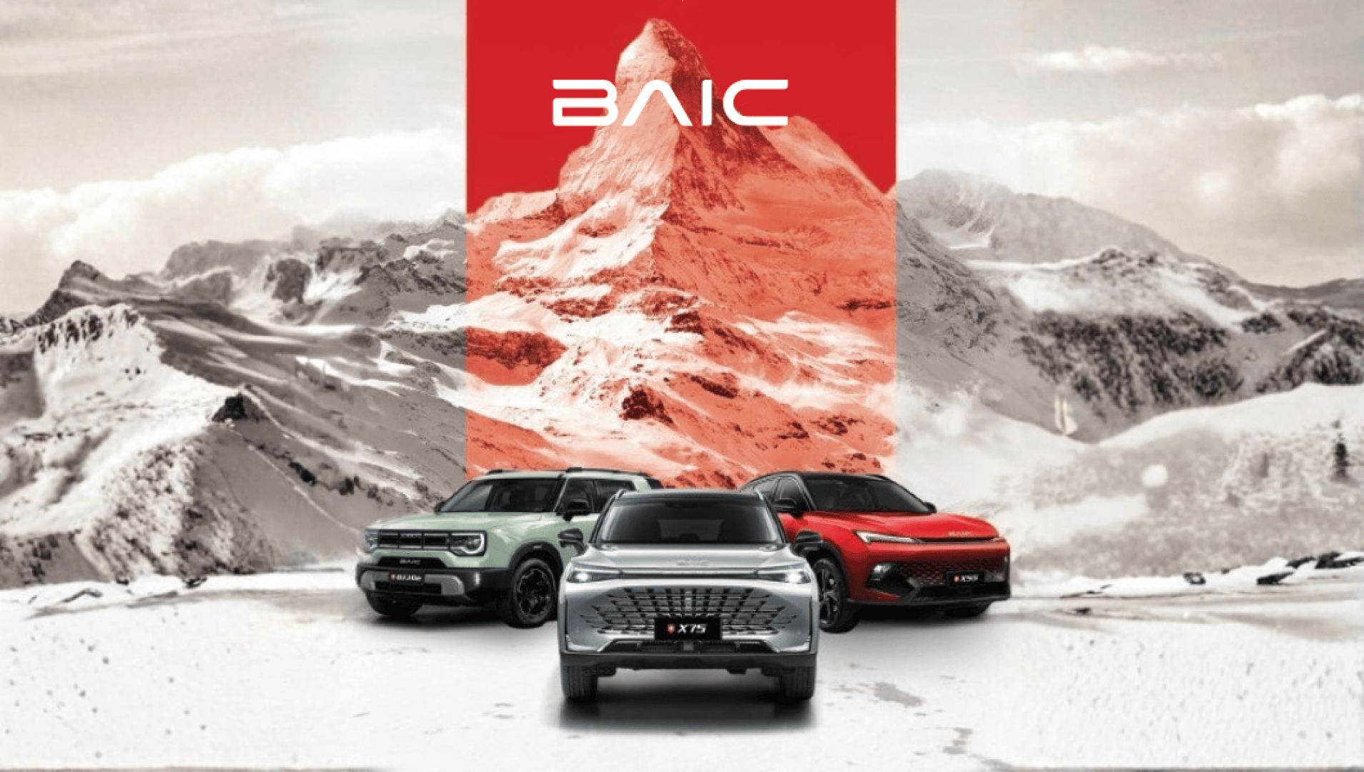 Drei BAIC-Autos sind in einer verschneiten Berglandschaft zu sehen, dahinter ein großes rotes Overlay, das das BAIC-Logo und einen markanten Berggipfel im Hintergrund zeigt.