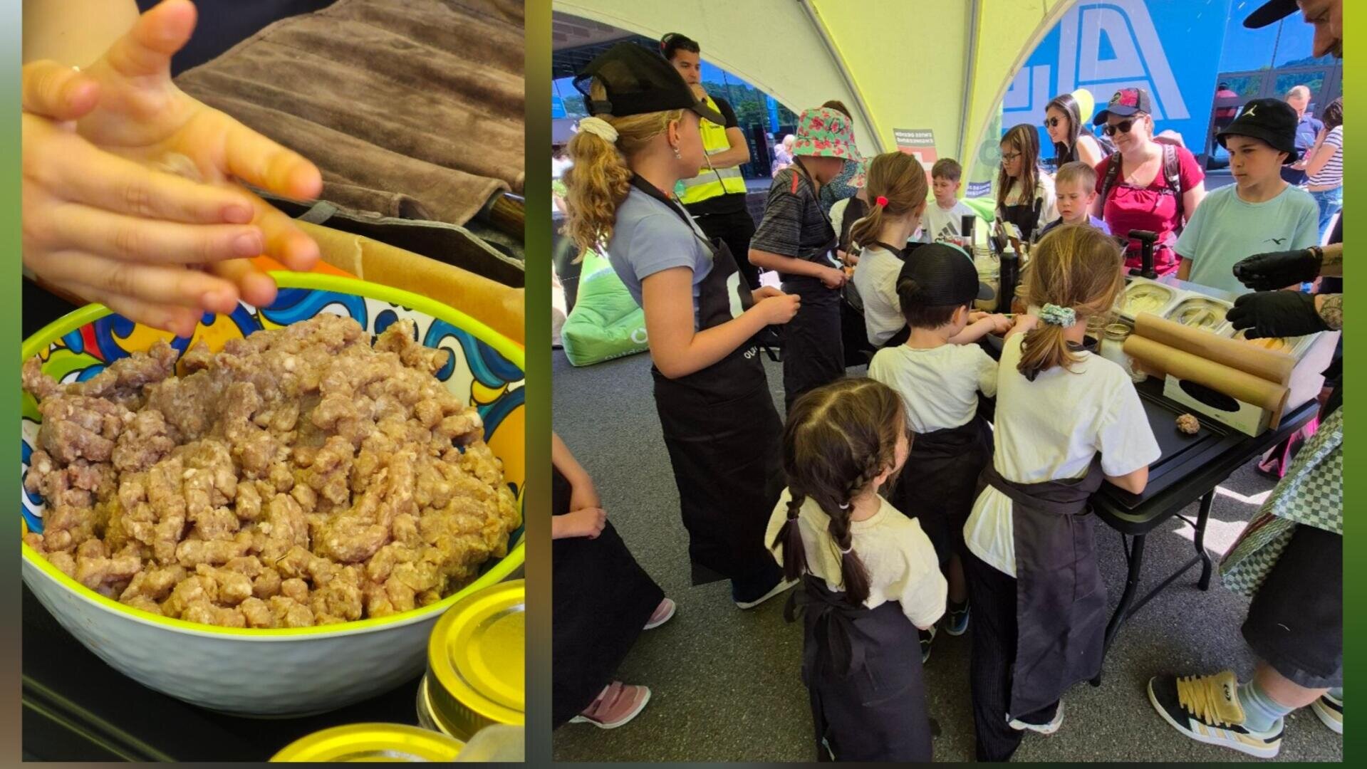 Kinder in Schürzen versammeln sich um einen Tisch unter einem Zelt und nehmen an einer Kochaktivität teil. Links rollen Hände Teig über einer Schüssel mit ungekochten Nudeln. Erwachsene beaufsichtigen im Hintergrund.