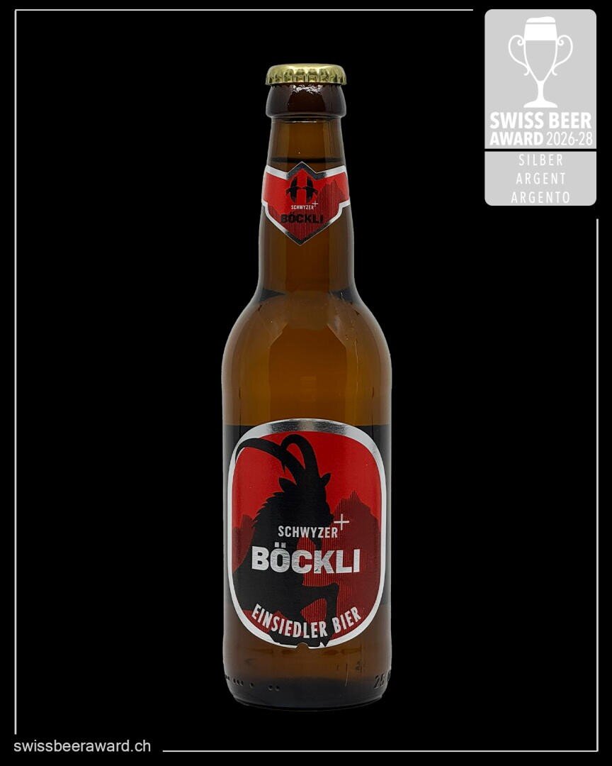 Eine braune Glasflasche Schwyzer Böckli Einsiedler Bier mit einer rot-schwarzen Ziegenetikette. In der rechten oberen Ecke befindet sich eine silberne Plakette des Swiss Beer Award 2026-28. Unten die Website swissbeeraward.ch.