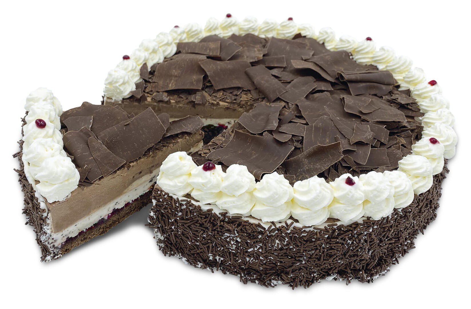 Ein Schokoladenkuchen mit Schokoladenraspeln und Schlagsahne, von dem ein Stück abgeschnitten und teilweise entfernt wurde. Die Torte hat mehrere Schichten, darunter Sahne und Schokolade, und die Seiten sind mit Schokoladenstreuseln verziert.