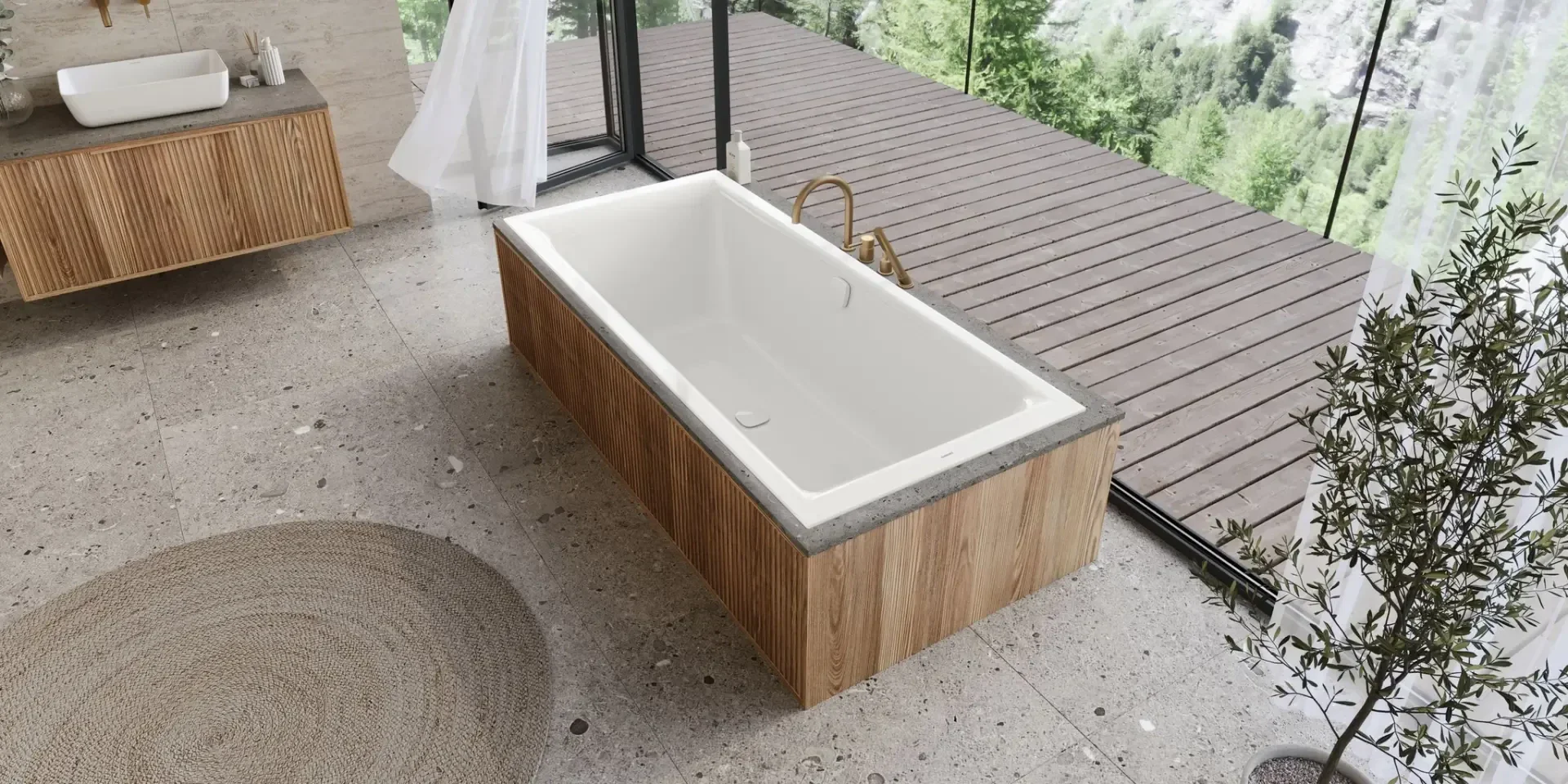 Ein modernes Badezimmer mit einer rechteckigen Badewanne, Holzakzenten und großen Fenstern, die auf eine Holzterrasse mit Blick auf grüne Bäume führen. Der Raum ist von natürlichem Licht durchflutet, und neben der Badewanne steht ein kleiner Topfbaum.