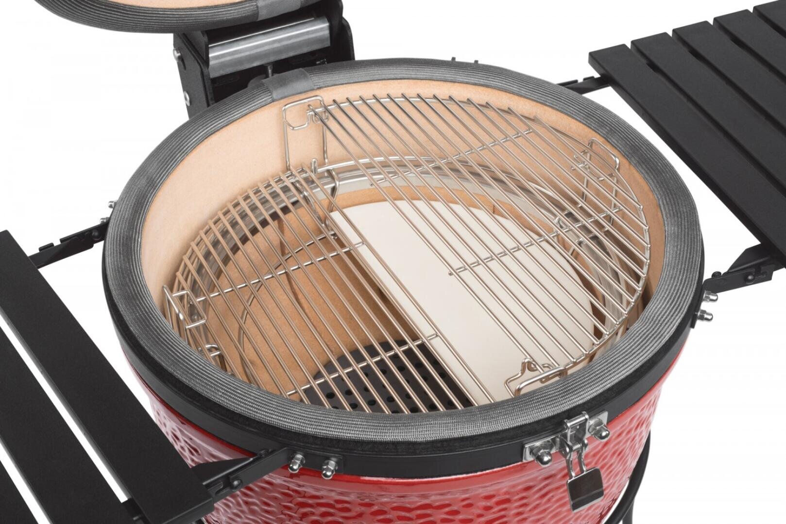 Draufsicht auf einen offenen Kamado-Grill aus Keramik mit roter Außenverkleidung, zu sehen sind Metall-Grillroste, ein Hitzeschild und seitliche Ablagen. Der Grill ist leer und einsatzbereit.