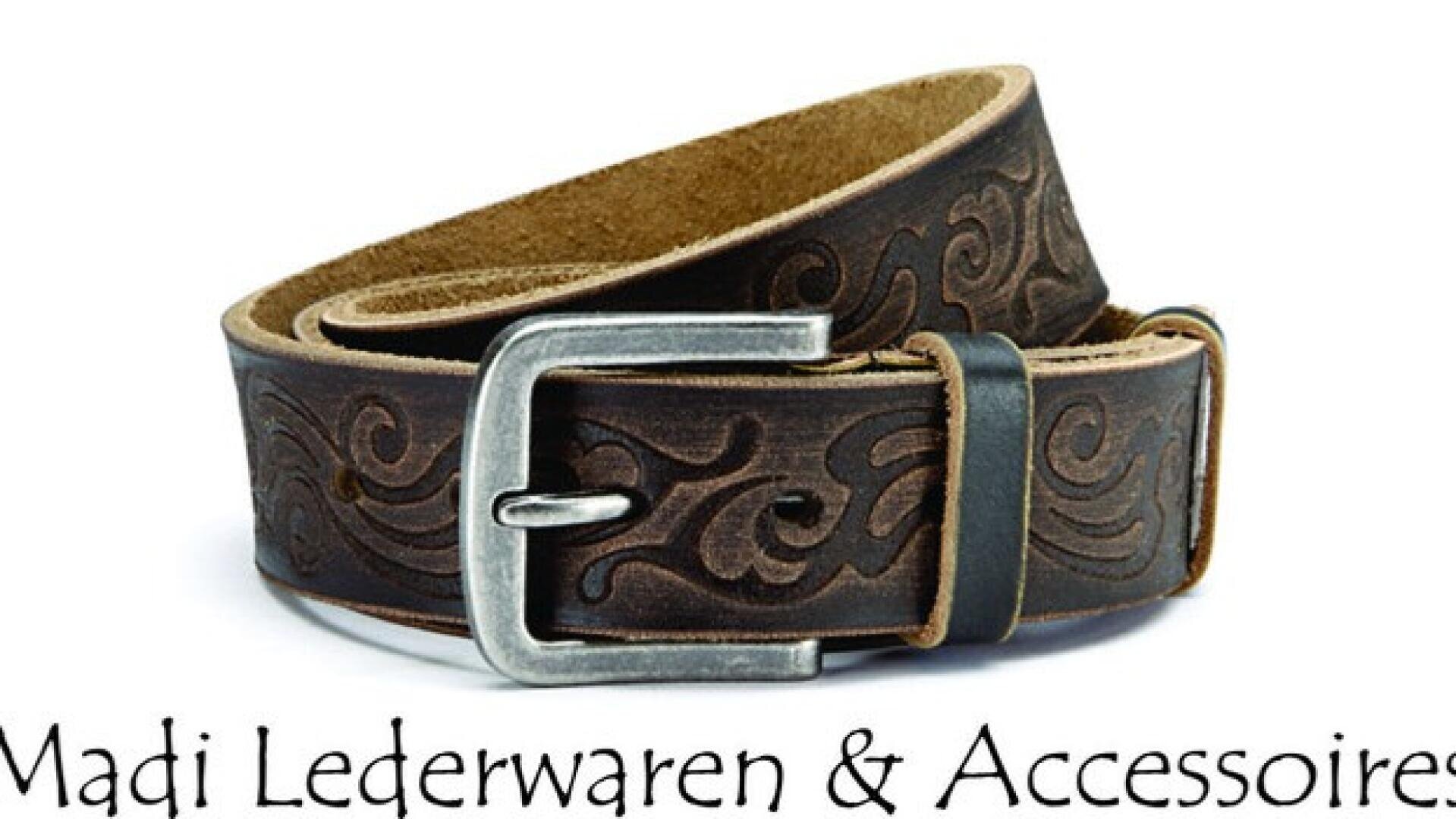 Über dem Schriftzug Madi Lederwaren & Accessoires ist ein aufgerollter, dunkelbrauner Ledergürtel mit eingraviertem Wirbelmuster und einer silbernen Schnalle abgebildet.
