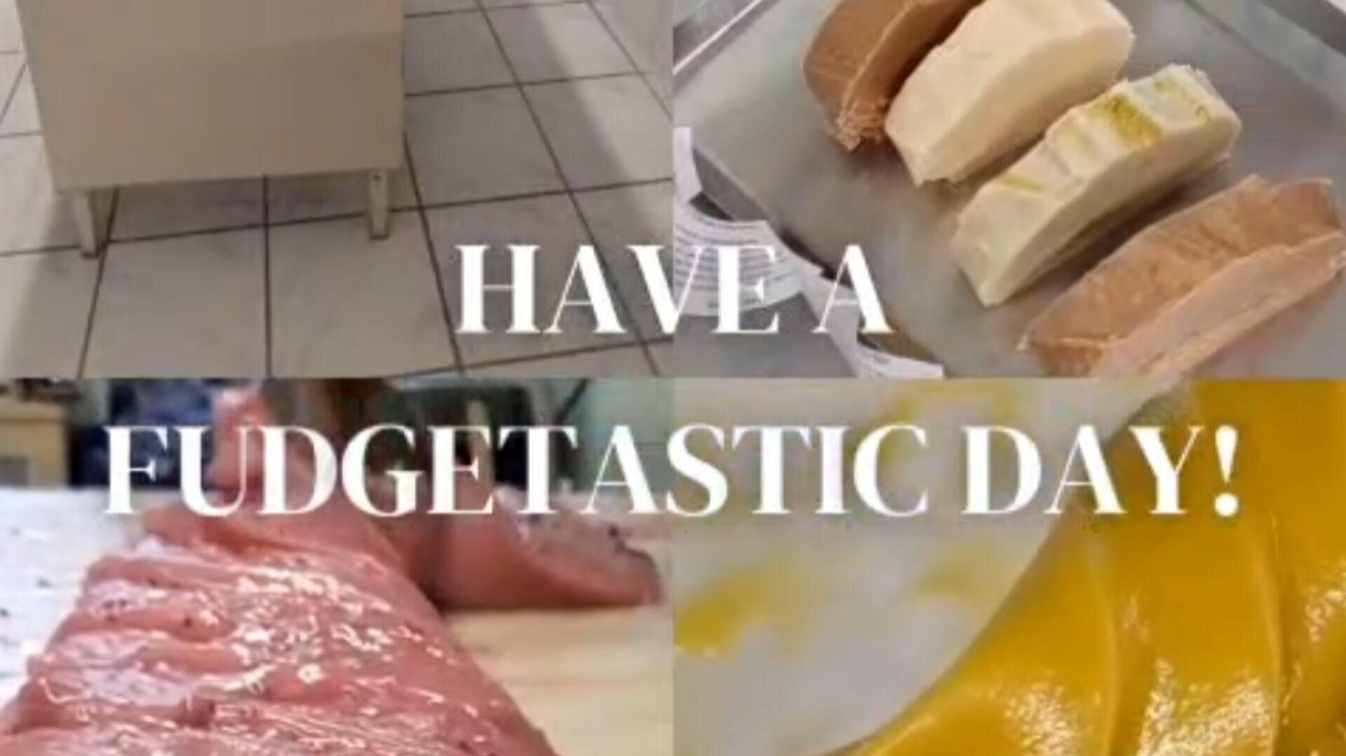 Eine Collage aus vier Bildern, die die Herstellung von Fudge zeigen, mit überlagertem Text: Habt einen fudgetastischen Tag! Die Bilder zeigen Zutaten auf einem Tablett, Fudge wird gemischt und geformt, und eine gelbe Fudge-Mischung wird verteilt.