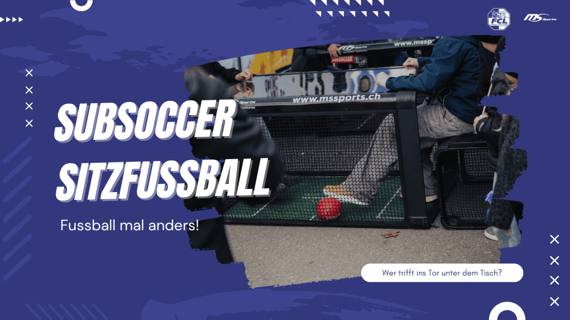 Eine Werbegrafik für Subsoccer Sitzfussball zeigt Menschen, die Fußball spielen, während sie an einem Tisch mit Toren darunter sitzen. Der Text lautet "Subsoccer Sitzfussball - Fussball mal anders!" auf einem lila Hintergrund mit grafischen Designelementen.