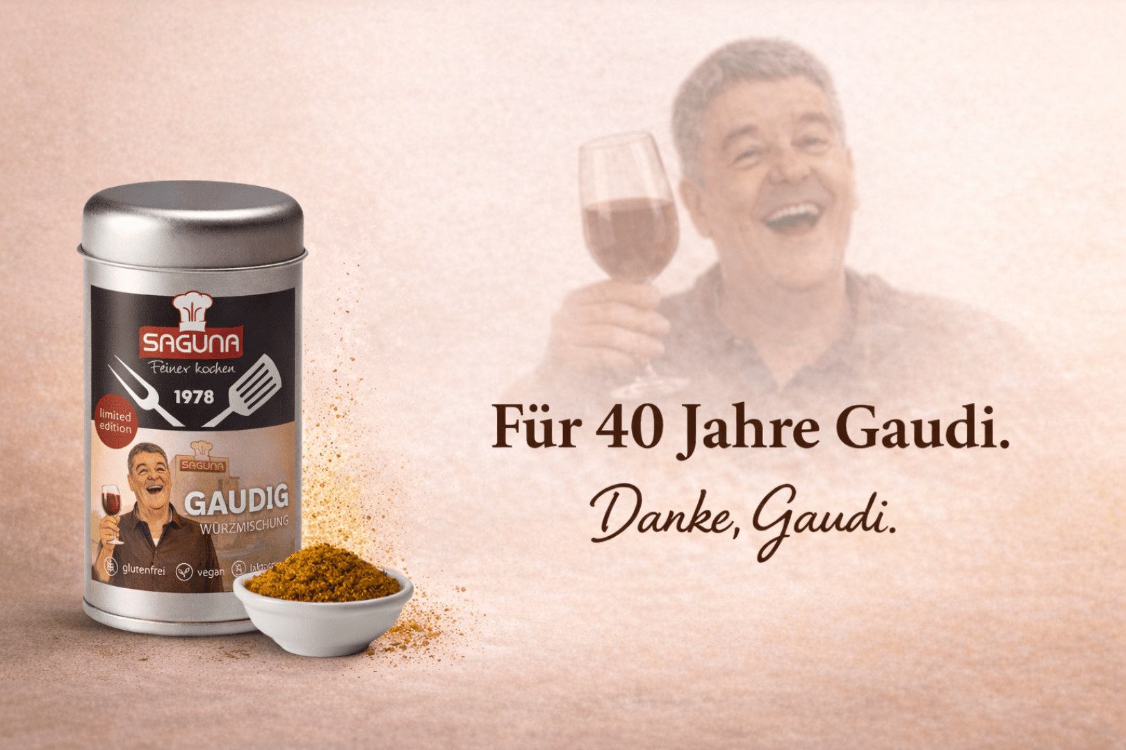 Eine Gewürzdose mit einem lächelnden älteren Mann, der ein Glas Wein, eine Schale mit Gewürzen und den Text Für 40 Jahre Gaudi. Danke, Gaudi. erscheint auf einem hellen Hintergrund mit demselben Mann im Hintergrund.
