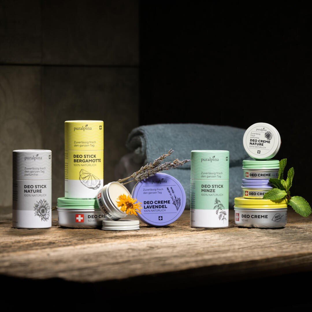 Eine Gruppe von Behältern mit Cremes.