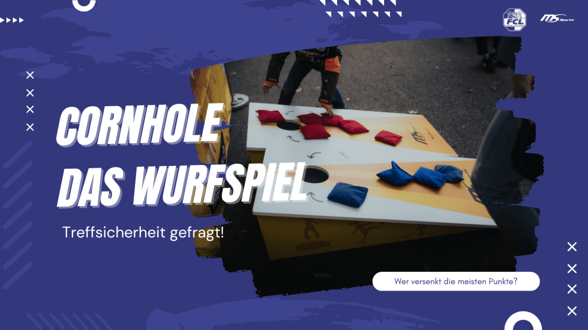 Draußen ist ein Cornhole-Spiel mit roten und blauen Bohnensäcken auf den Brettern aufgebaut. Mehrere Personen, darunter auch Kinder, spielen. Ein deutscher Text wirbt für Genauigkeit im Spiel.