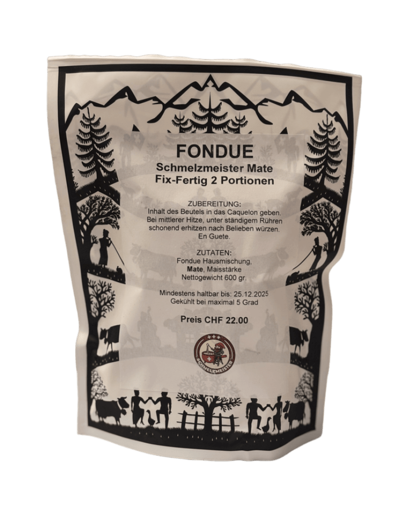 Eine beigefarbene Fonduepackung mit schwarzen Illustrationen von Kühen, Menschen, Bäumen und Bergen im Alpenstil. Auf dem Etikett sind Zutaten, Zubereitungshinweise, Gewicht (600 g), Preis (CHF 22.00) und ein Verfallsdatum (25.12.2025) angegeben.