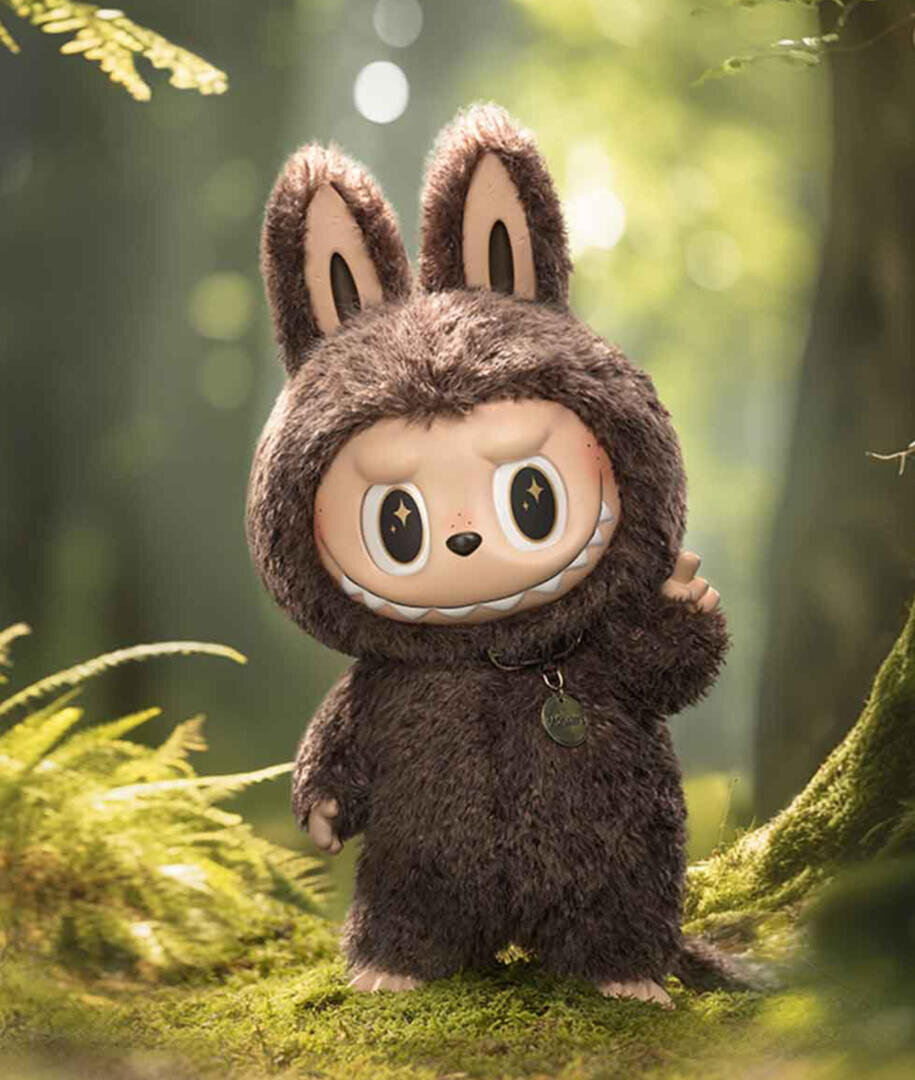 Eine niedliche Puppe mit breitem Grinsen und großen Augen trägt ein flauschiges braunes Hasenkostüm mit großen Ohren und steht auf Moos in einem sonnenbeschienenen Wald. Die Puppe hält zwei Finger zum Friedenszeichen hoch.