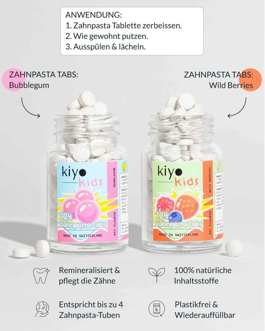 Zwei Gläser kiyo Kinderzahnpastatabletten in den Geschmacksrichtungen Bubblegum und Wild Berries. Das Bild enthält Anweisungen, Vorteile wie natürliche Inhaltsstoffe und plastikfreie Verpackungen sowie Abbildungen von lächelnden Zähnen und Beeren.