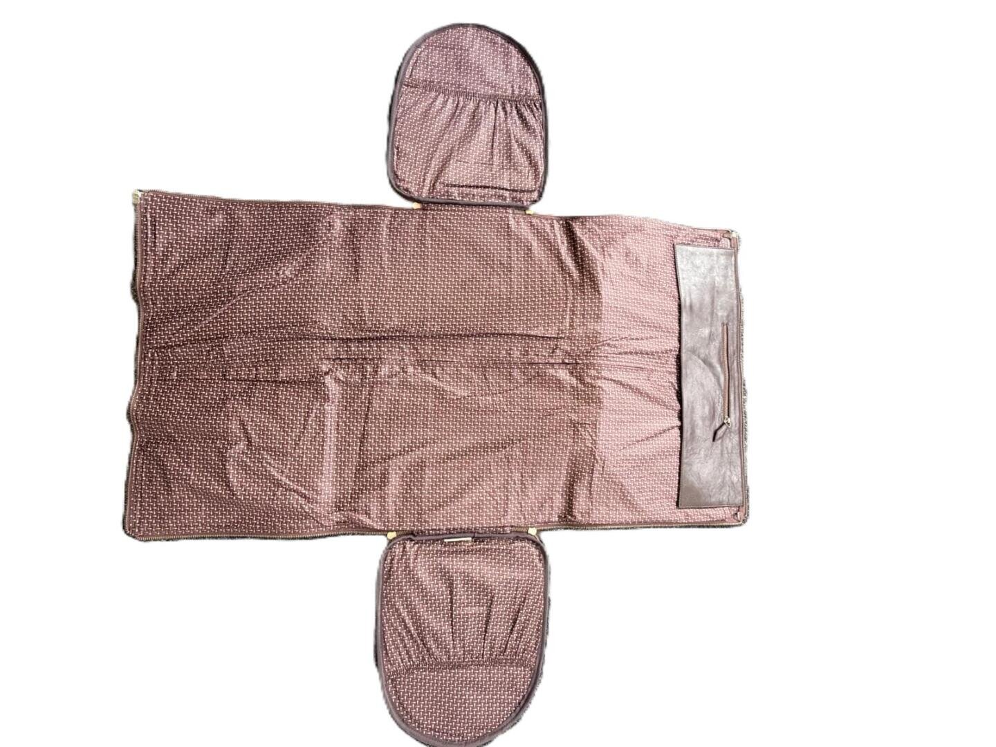 Ein brauner, gemusterter, faltbarer Organizer oder eine Tasche ist aufgeklappt und zeigt mehrere Fächer und Taschen auf einem weißen Hintergrund. Der obere und untere Teil sind abgerundet und gepolstert.