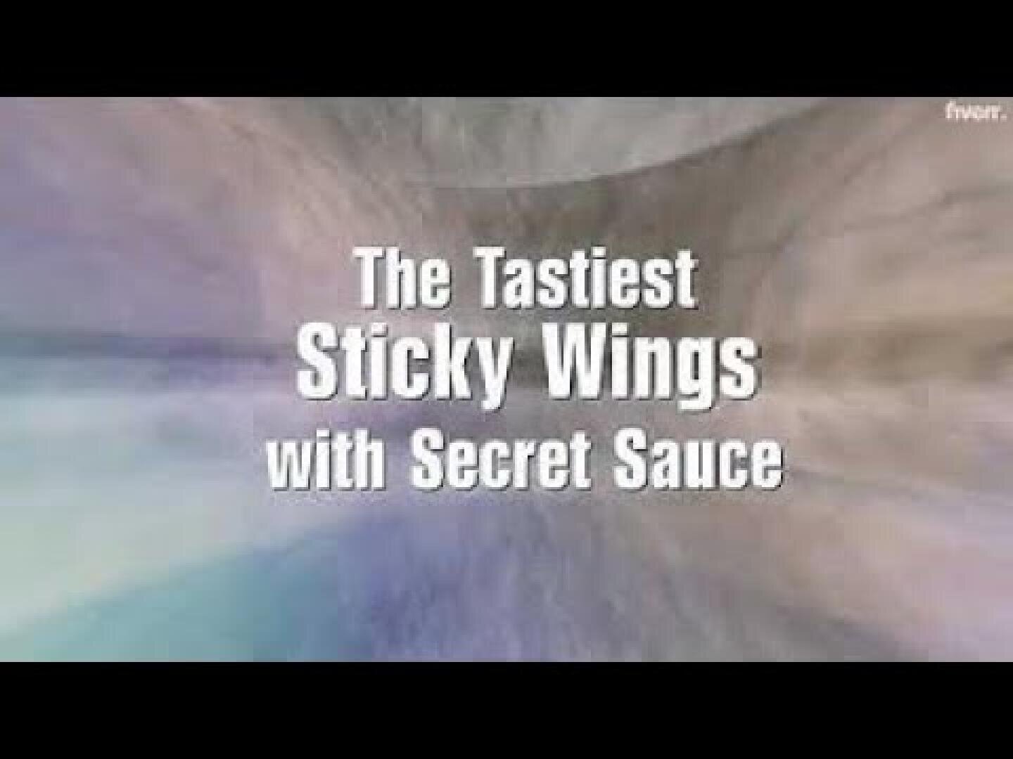 Der Text auf mehrfarbigem, verschwommenem Hintergrund lautet: Die leckersten klebrigen Flügel mit geheimer Soße.