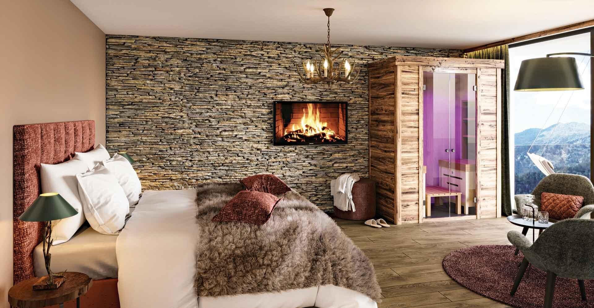 Ein gemütliches Hotelzimmer mit einem Plüschbett, einer Felldecke, einer Steinwand mit Kamin, einer kleinen Holzsauna, einem Sessel und einer Stehlampe; große Fenster bieten einen herrlichen Blick auf die Berge.