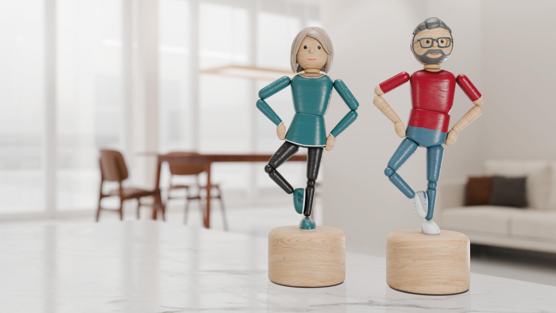 Zwei Holzpuppen mit beweglichen Gelenken, die eine mit langen Haaren, die andere mit Brille und Bart, stehen jeweils auf einem runden Sockel und sind mit einem Bein in einem hellen, modernen Wohnzimmer aufgestellt.