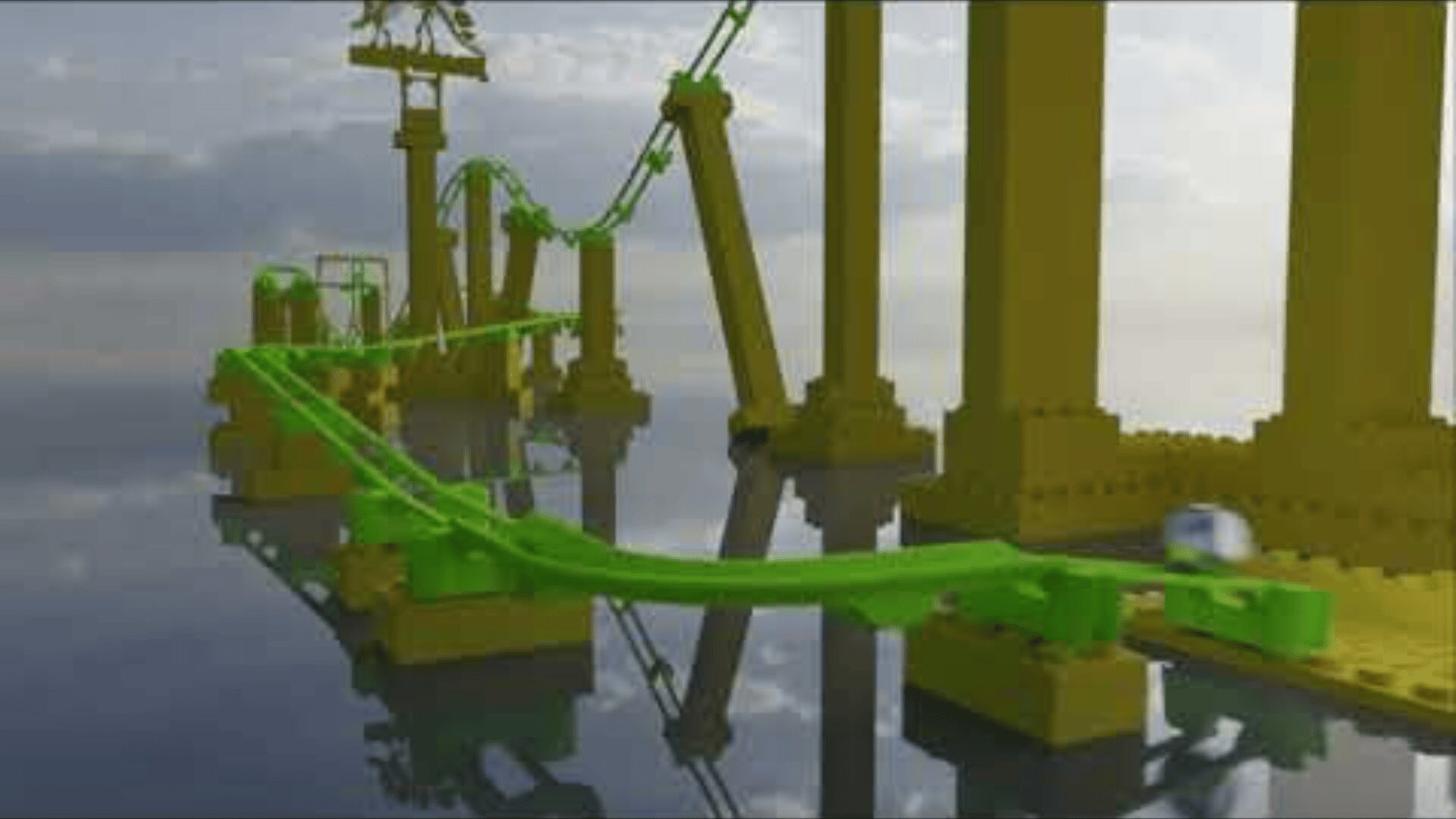 Eine grüne Marmor-Achterbahnstrecke aus LEGO Steinen liegt über dem spiegelnden Wasser, gelbe LEGO Säulen stützen die Konstruktion unter einem wolkenverhangenen Himmel.