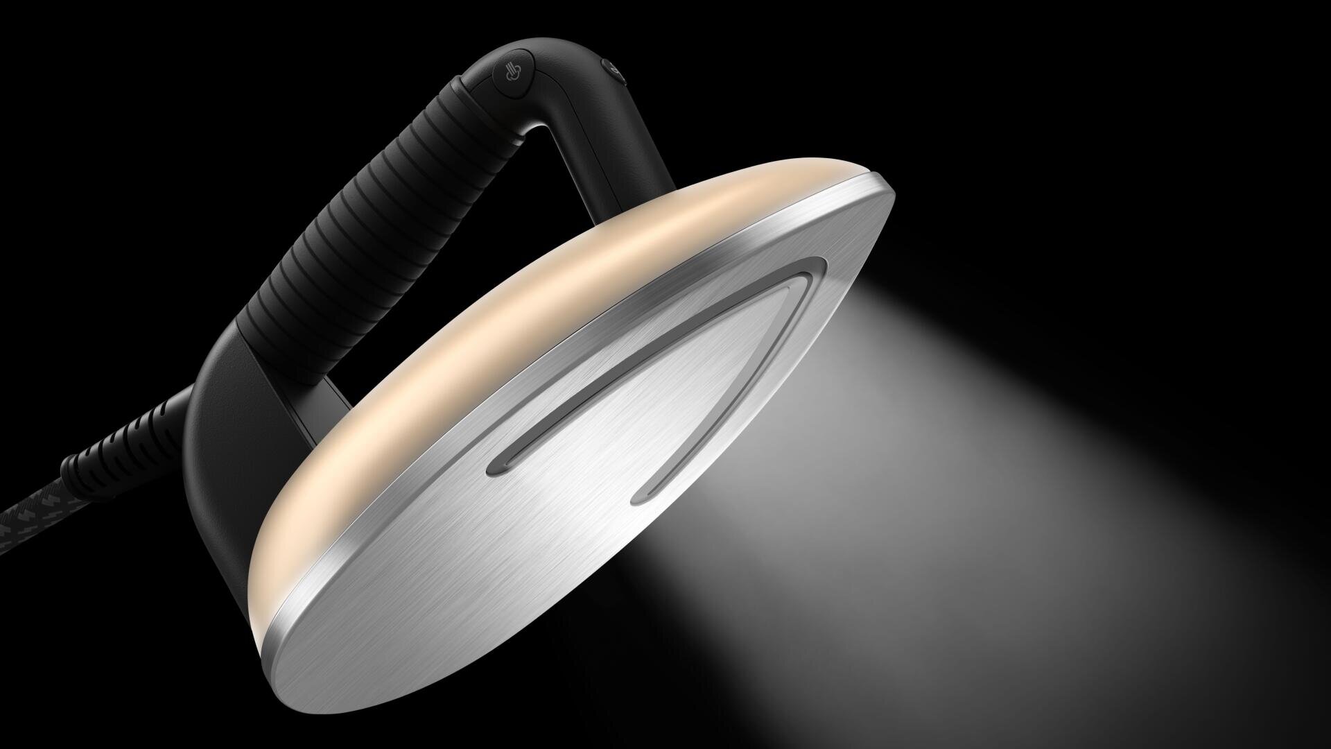 Ein modernes Dampfbügeleisen, das einen Dampfstrahl abgibt, dargestellt aus einem niedrigen Winkel vor einem schwarzen Hintergrund, der die metallische Bügelsohle und den ergonomischen Griff hervorhebt.