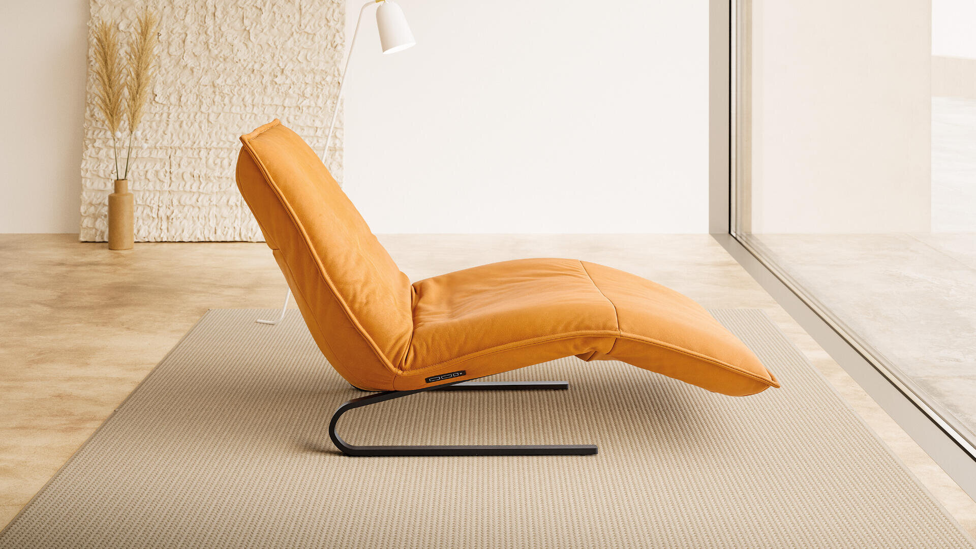 Ein moderner orangefarbener Loungesessel mit schwarzem Metallgestell steht auf einem beigen, strukturierten Teppich in einem minimalistisch eingerichteten Raum, in der Nähe eines großen Fensters und vor dem Hintergrund verschiedener Dekorationselemente.