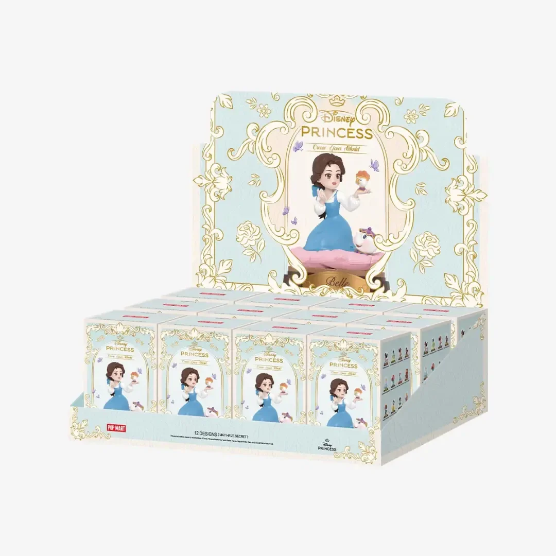 Ein Display-Karton mit Disney Prinzessin Belle Sammelspielzeug, mit einzelnen Paketen in blassblau und gold und einer Illustration von Belle hält eine Teetasse auf der großen Hintergrundkarte.