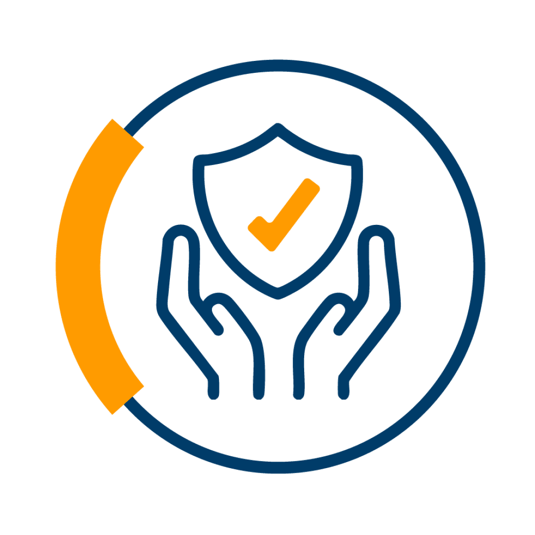 Ein minimales Symbol mit zwei Händen, die ein Schild mit einem Häkchen darin halten, umgeben von einem teilweisen kreisförmigen Rahmen mit einem orangefarbenen Bogen auf der linken Seite. Das Design suggeriert Schutz, Sicherheit oder Versicherung.