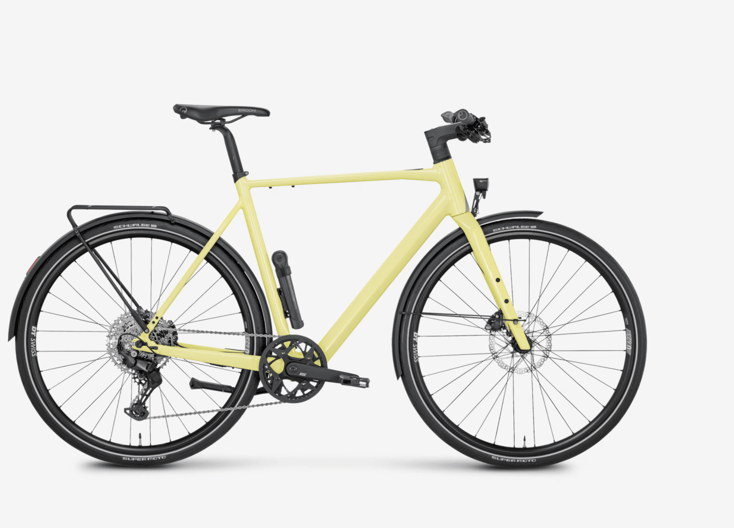 Ein gelbes Pendlerfahrrad mit schwarzem Lenker, Sattel und Reifen. Es verfügt über einen Gepäckträger, Schutzbleche, Scheibenbremsen vorne und hinten, einen Trinkflaschenhalter und einen Ständer, fotografiert auf einem weißen Hintergrund.