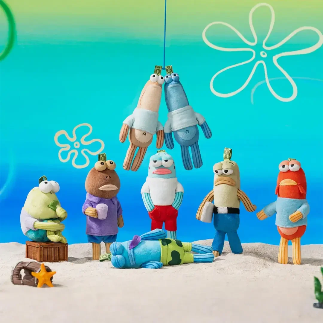 Sieben Plüschfiguren, die den Fischen aus SpongeBob Schwammkopf ähneln, sind auf Sand mit einem cartoonhaften Meereshintergrund angeordnet. Zwei hängen, eine liegt, und die anderen stehen in verschiedenen Posen herum.
