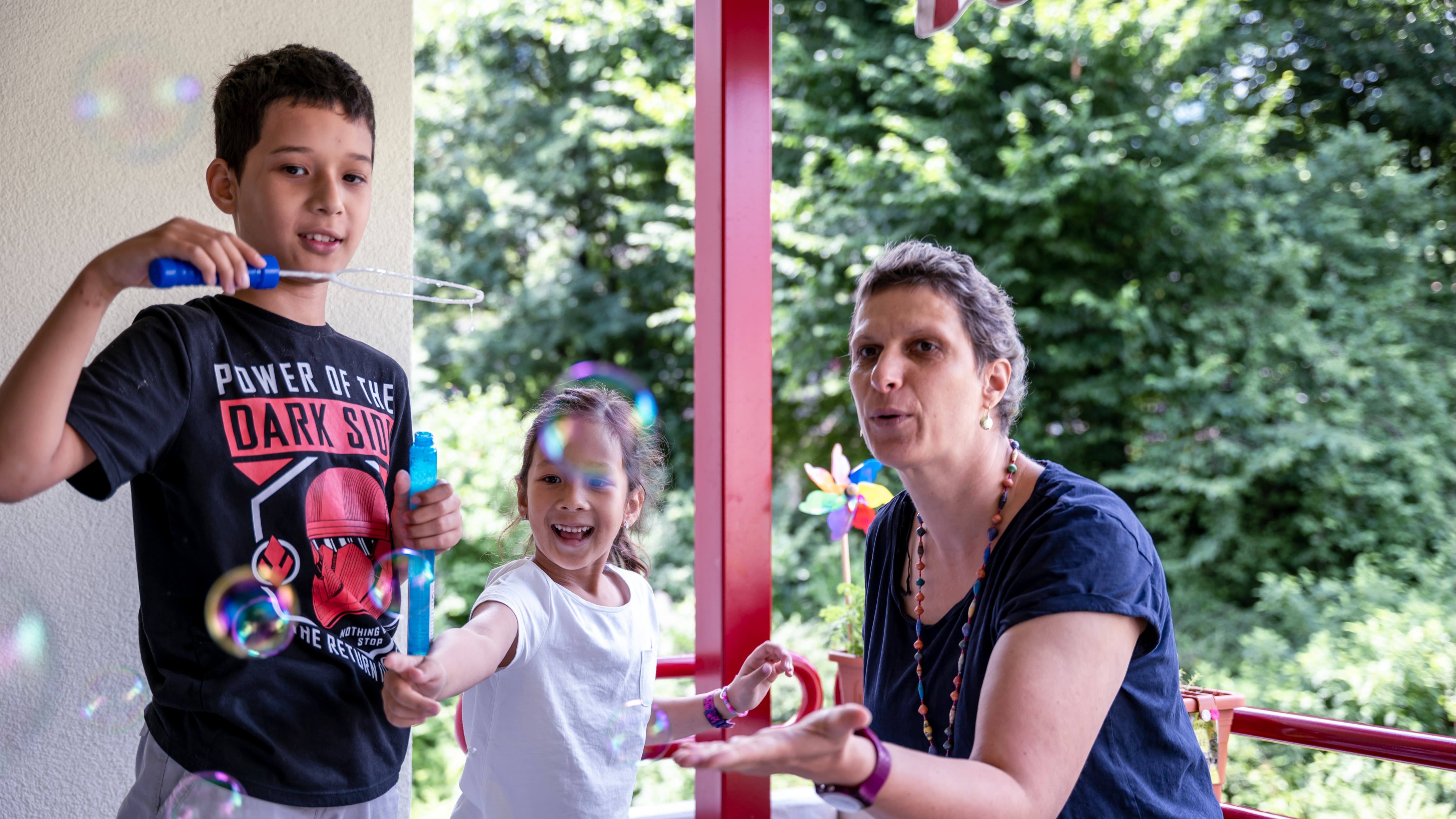 Janja Pangri mit ihren Kindern in Pfäffikon ZS (Foto: Micha Eicher)