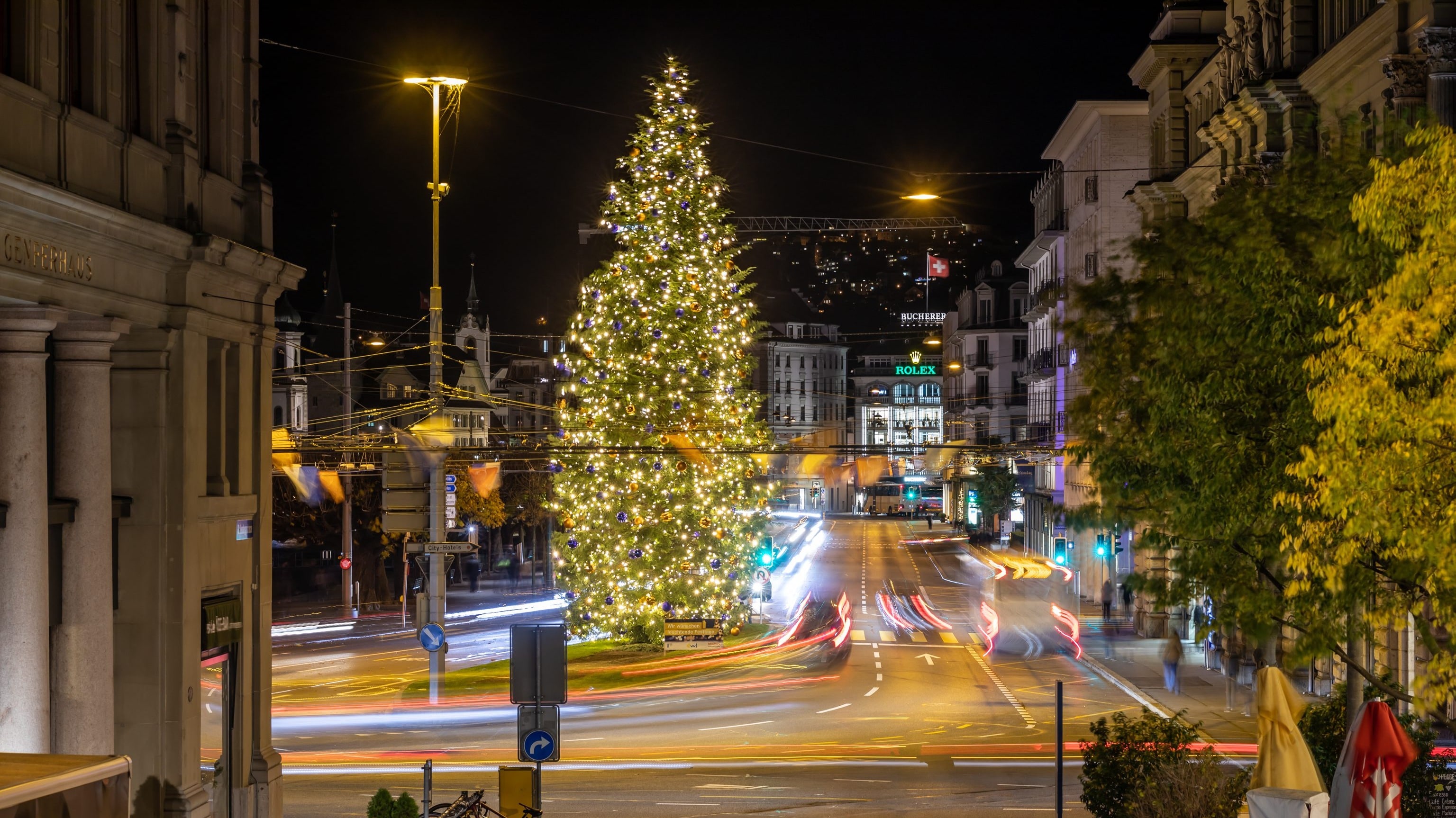 Der grösste Weihnachtsbaum in der Stadt Luzern leuchtet wieder.