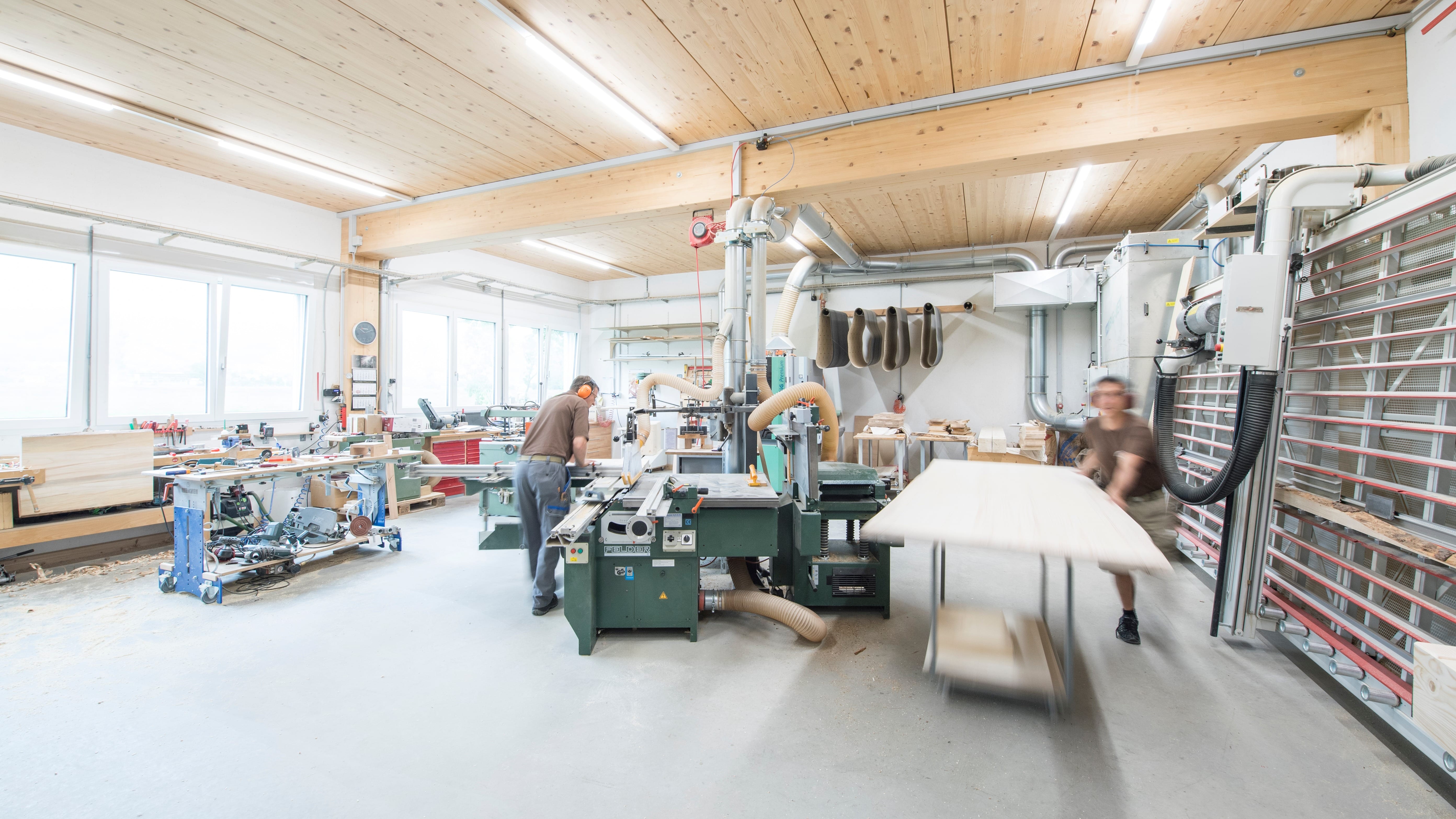 Blicken sie hinter die Kulisen von unserer Schreinerei.  Wie wird das Holz weiterverarbeitet.